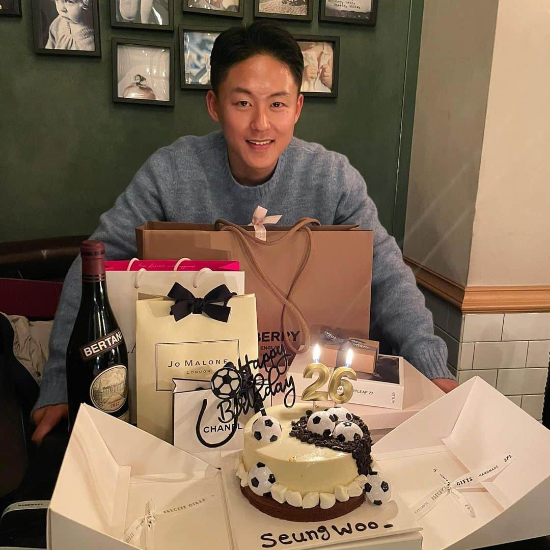 イ・スンウさんのインスタグラム写真 - (イ・スンウInstagram)「#0106 🎂🖤 시간 내주셔서 생일 축하해주신 모든분들 감사합니다!!🎊」1月6日 10時59分 - seungwoolee