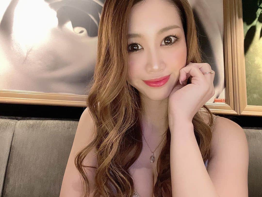 西宮由華のインスタグラム：「遅くなりましたが、 あけましておめでとうございます🎍✨ 今年もみなさん仲良くしてください❤️ . 写真載っけようとしたんだけど、 プライベートでの写真が2022年全くない… . 私2022年なーんもしてないんだな😭💦 お店での写真しかありません。笑 家とお店の往復のみ…🚶‍♀️ . 2023年もみんな仲良くしてくださーい❣️ よろしくお願いします」