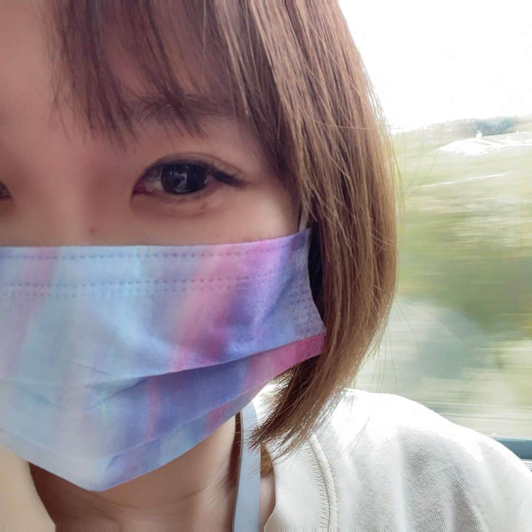 愛内里菜のインスタグラム：「本日から 名古屋入りで 今夜はラジオに生出演‼️ ⁡ 久々のMID-FM💕 パーソナリティのmisuzuさんに会えるのも 楽しみ🐕🎉 ⁡ 1/6（金）22:00〜23:00 名古屋MID-FM761 RADIO "ROCK UP!!" ⁡ アプリ「ListenRadio」で聞いていただけます😊 midfm761.com/listenradio.php ⁡ ⁡ 😆YouTube！２つのチャンネル登録よろしくね😆 「愛内里菜オフィシャルチャンネル」 「グー⭐︎タン⭐︎ママチャンネル」 ⁡ ⁡ 🐦Twitter 愛内里菜 official @RRikakakiuchi ⁡ ⁡ 😆TikTok 愛内里菜/Rina Aiuchi 　 🟥17配信 愛内里菜_official ⁡ #お正月　#お正月ライブ #愛内里菜  #歌手 再始動 #垣内倶楽部  #バンド   #ライブ #一体化 #絆 #盛り上がりたい  #感謝  #22周年　 #YouTube #ユーチューバー#TikTok ⁡ ⁡」