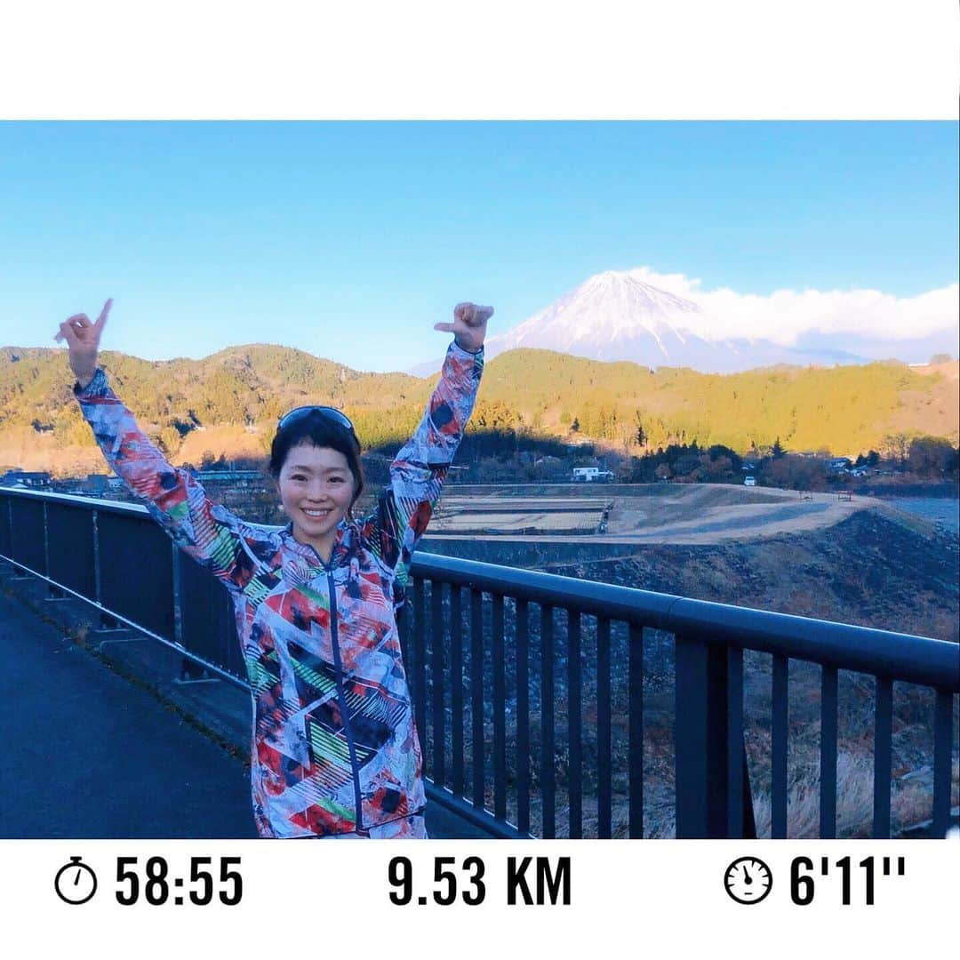 遠藤朋美のインスタグラム：「新年初ランは、ドアtoドア1時間走からスタートしました  ドディです、こんにちは  １月１日 久しぶりに10km近い距離を走れたので とても驚きました  今年は、4つほど  ①とにかく子を愛でる。 大西さんと、中西さんを、とにかく愛でます。  ②ドディレシピ。 米粉6個、チーズテリーヌ 6個。開発!! 最近米粉にハマりつつあります。 もう本当楽しい。。。  ③楽しく楽しく走る。 出来ればフルに出場する。 最近、少しずつ走る頻度を増やせてきています。 楽しいです。  ④家族全員健康の身体を作る。 食欲、睡眠、運動！バランス良く。 風邪ひきたくない。 産後大西さんの風邪がうつることがありましたが、 もう一度免疫盛り盛りに高めて、風邪をひかない身体を作っていけますように🙏  ⑤何か、もう一つ、これだ！というものにハマる。 最近バタバタで、何に興味を持とうかな〜と、考え中なのですが、お裁縫か、お洋服か、食器か、 好きなものを見つけて、それに詳しくなりたいです。 曖昧すぎて、意味不明ですが、何かします。  写真は地元で走った時の写真です。  富士山がよく見えます。  お正月の縁起物。  本年もどうぞよろしくお願い致します🙏  #ドディ　#世界を走れドディ #ランニング女子 #ランニング  #マラソン #running #Marathon  #走るの好きな人と繋がりたい #1歳10ヶ月　#0歳4ヶ月」