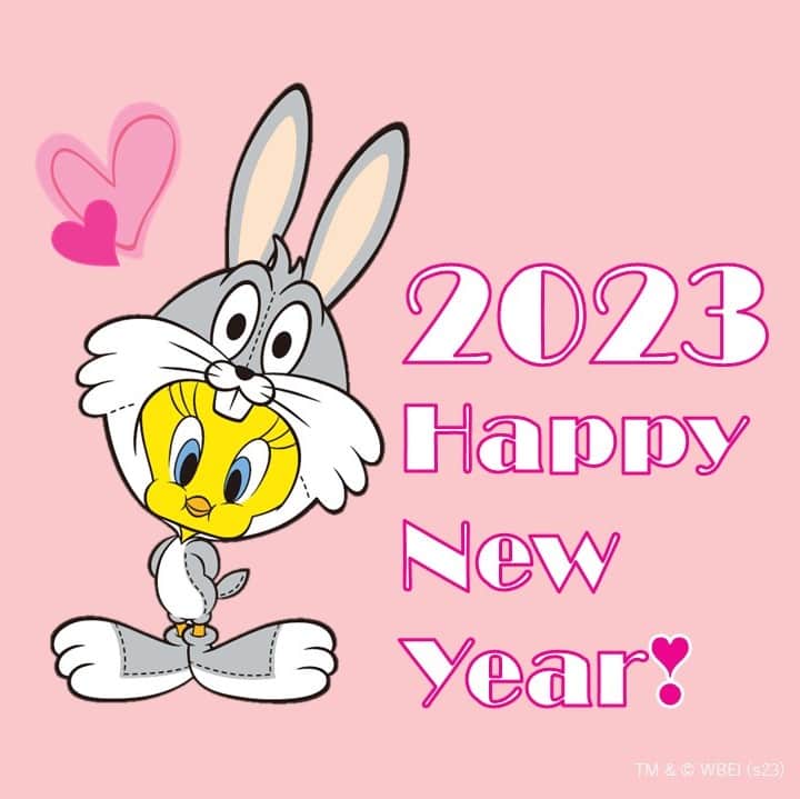 ルーニー・テューンズ公式のインスタグラム：「☆*★HAPPY NEW YEAR★*☆  今年はバッグス・バニーの卯年❣🐰 さらにワーナー・ブラザースが100周年を迎えます🎊  #トゥイーティー や #シルベスター など 個性的な #ルーニーテューンズ の仲間たちを2023年もよろしくお願いします💕 #looneytunes #tweety」