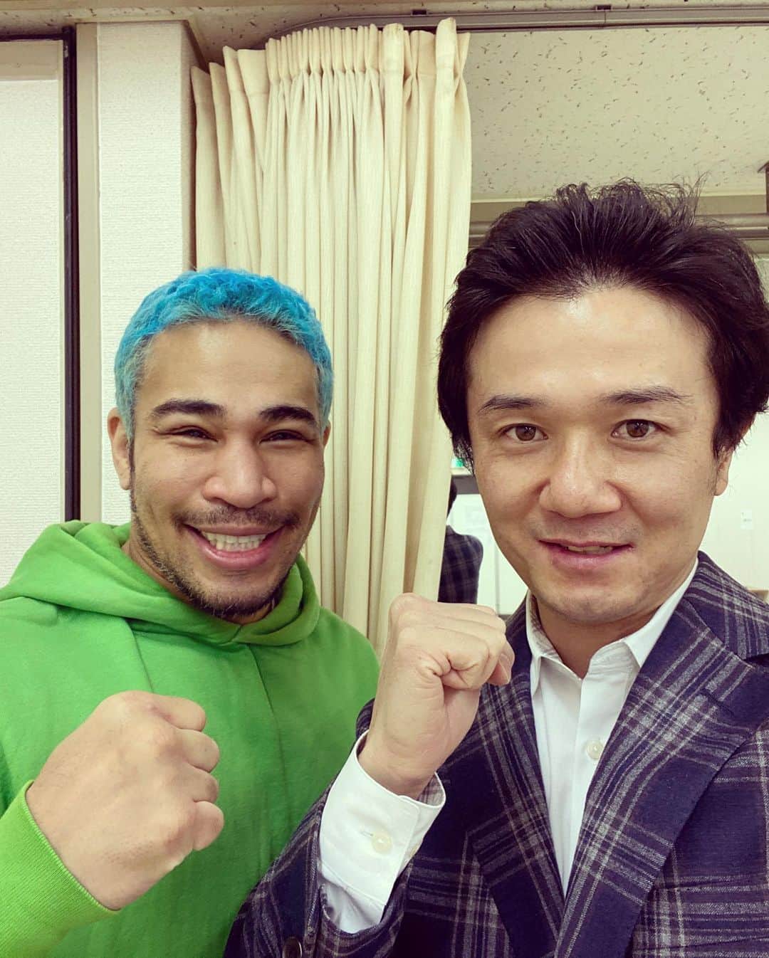 のインスタグラム：「本日はボクシングダブル世界戦の解説🥊  一緒に解説する細川バレンタインさんと！  今回は亀田興毅ファウンダーがスタートさせた3150Fightで初の世界戦興行！  大手ジムの選手も出場するようになり好カードが増えて大きな盛り上がりを見せています！  13時からAbemaで生中継するので、ぜひチェックしてください👍  #ボクシング #boxing #トレーニング  #ボクサー  #世界チャンピオン #champion  #チャンピオン #木村悠 #二刀流 #boxer  #オンラインジム #細川バレンタイン  #3150fight  @3150fight @valentine_hosokawa」