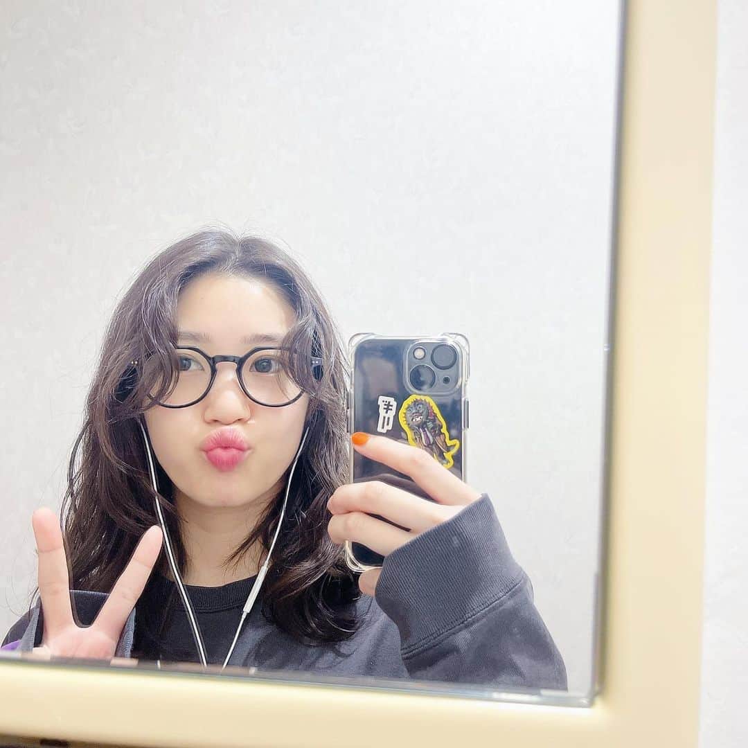 のインスタグラム：「うざバングぴーす✌︎ おみくじ大吉でした✌︎ 今年楽しくなりそう✌︎  一つ前の投稿にコメントたくさんありがとうございました。全部読んでます☺︎♡」