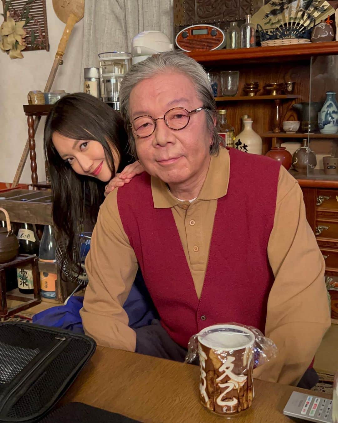 忍者に結婚は難しいのインスタグラム：「＼第1話の未公開オフショット📸／  蛍の父を演じる古田さんと ひょっこり菜々緒さん  父と娘の仲良しショット☺️  甲賀忍者らしい？🥷 古田さんの爆笑登場シーン😂 見逃した方はこちらから！ ✅第1話 #TVer で無料配信中！  #菜々緒 #古田新太 #忍者に結婚は難しい」