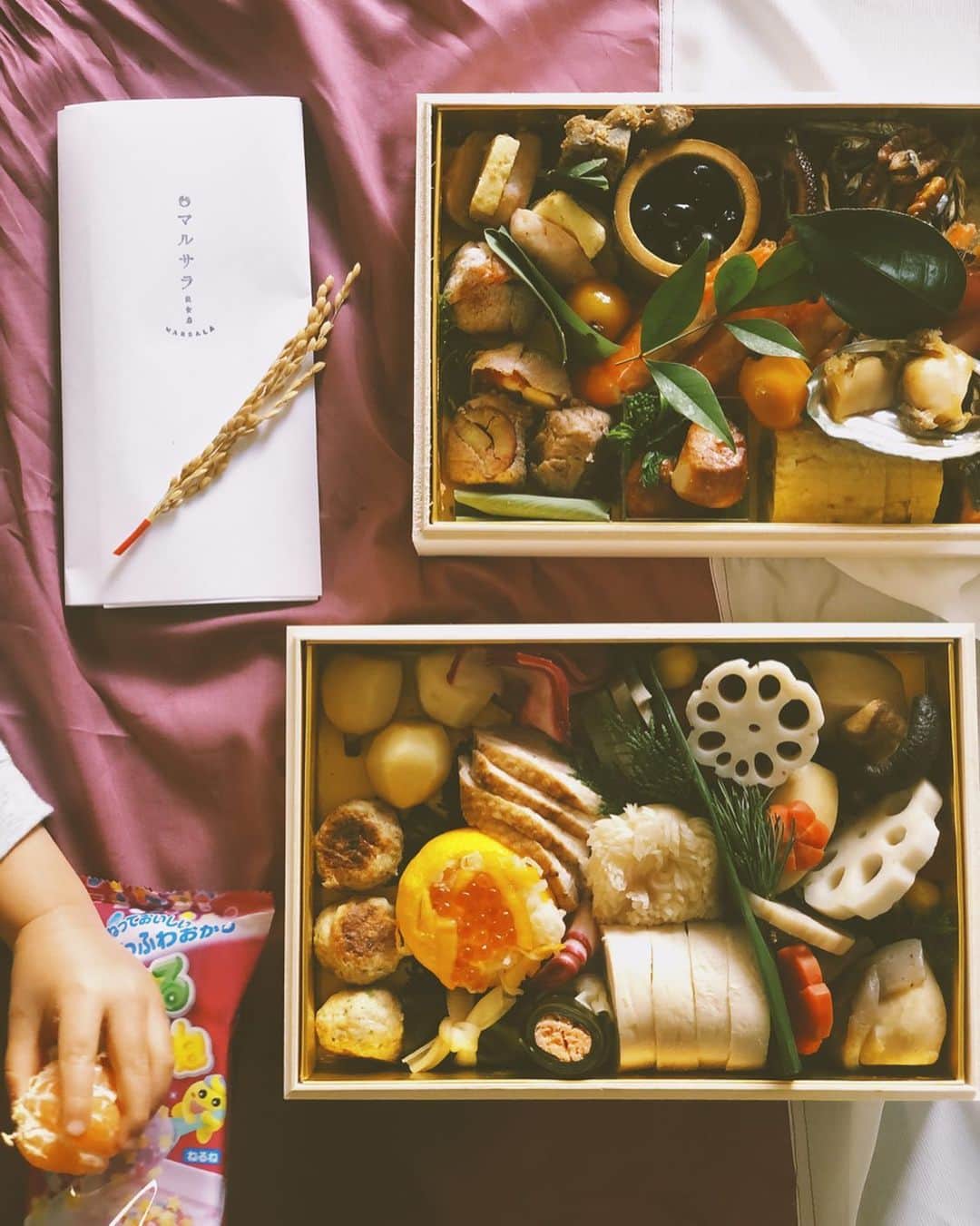 菊池亜希子さんのインスタグラム写真 - (菊池亜希子Instagram)「あけまして🌞 おめでとうございます🐰  今年もよろしく お願いします☺️  今年のおせちは、マルサラさん。どれもこれも、丁寧で優しくて美味しかったな…🥺もう一回全部食べたい…。  今年のお正月休みに子供たちはねるねるねるねデビューしまして、私はあのCMのおばあちゃんのモノマネに磨きをかけました。へっへっへっ🧙‍♀️」1月6日 12時50分 - kikuchiakiko_official