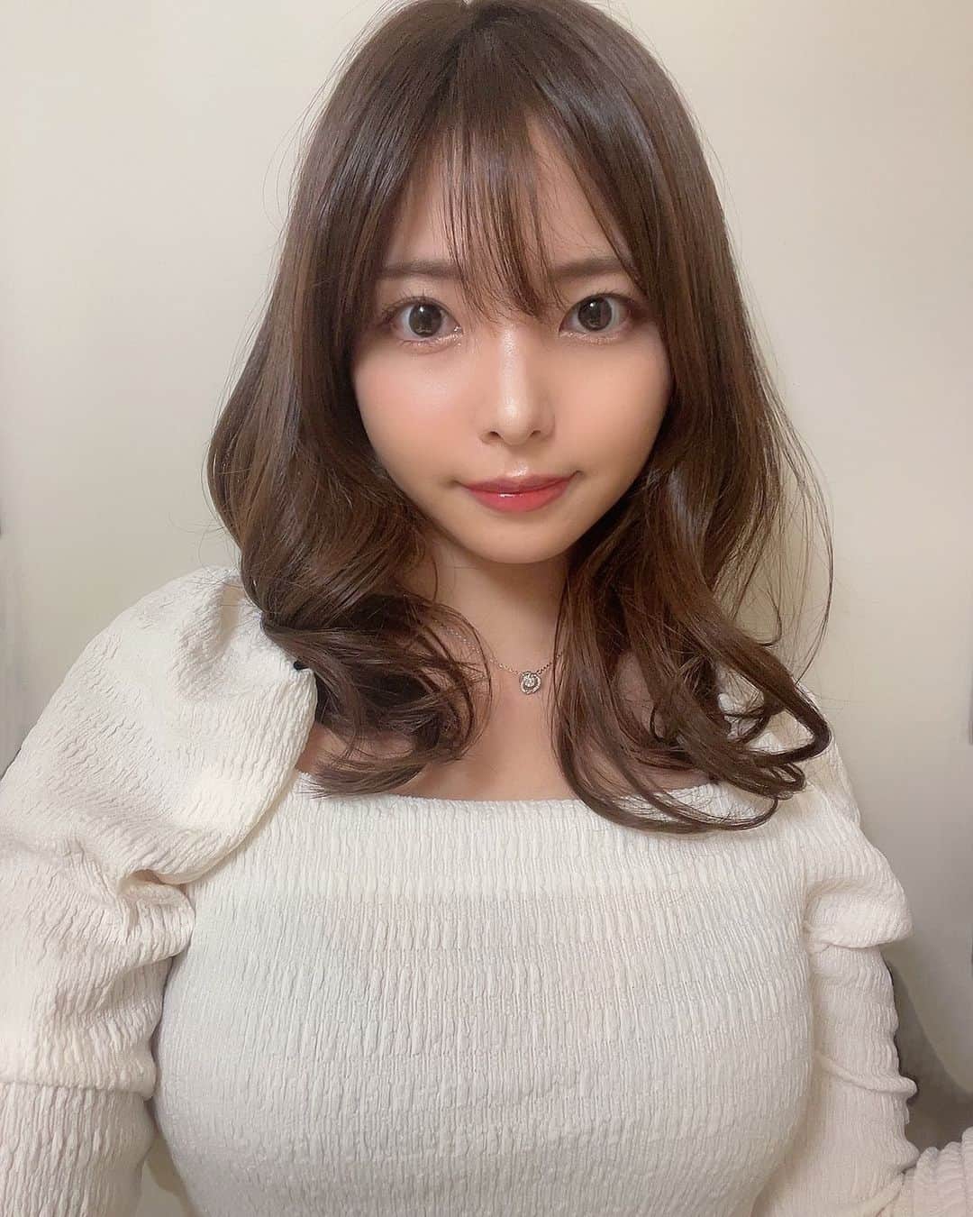 西谷麻糸呂のインスタグラム：「リタッチカラーとトリートメントして頂きました❄️ GUNHEEの新しいトリートメント、ツヤッツヤになってキューティクルが生き返った😭  髪の毛傷みまくりよ！と母に言われたばかりだったので助かりました🙇‍♀️笑  @kiho12_gunhee  @gunhee_tokyo  ありがとうございました☺️ 今年もよろしくお願いします✨」