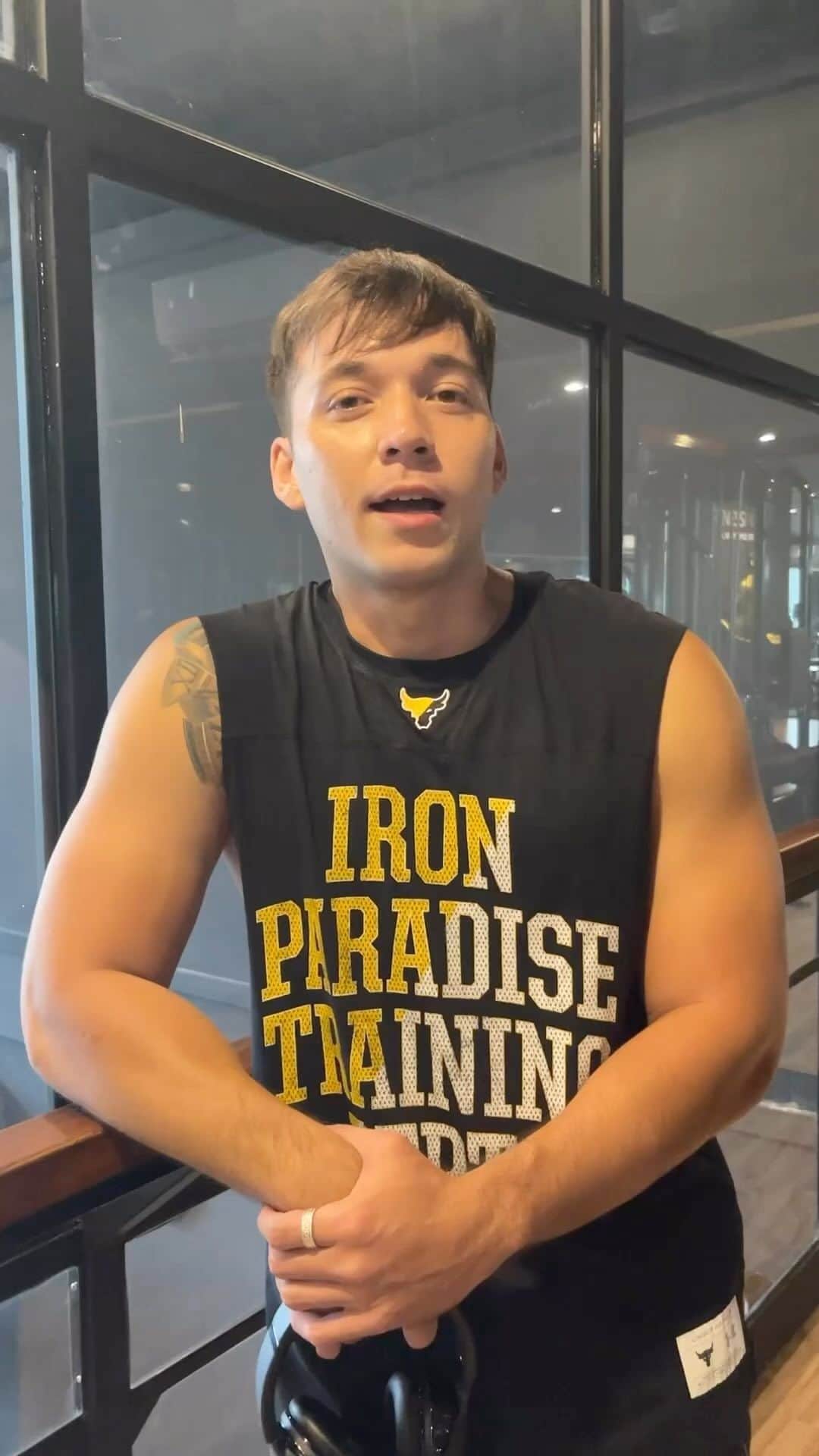 ステファン・ウィリアムのインスタグラム：「new song for gym 😂 keren lagu versi @intan_lembata 😎」