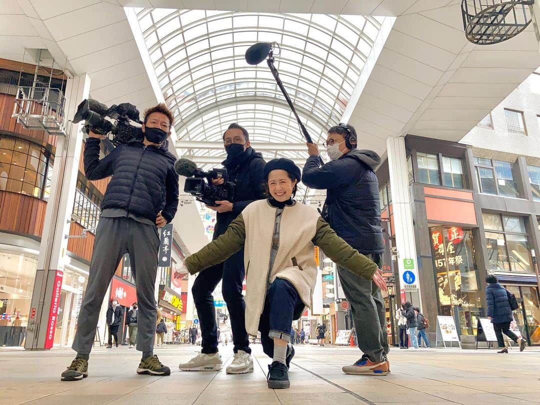村上めぐみのインスタグラム：「. このメンバーでのロケ🎥 産休育休を経ておよそ1年ぶり🥹❤️ （2枚目が1年前‼︎） . さいっこぉー😭❤️ . #産休 #育休 #育休あけ #一年ぶり  #てれビタ #ロケ #てれビタevery  #街頭インタビュー #健康一番  #新コーナー  . 13日（金）←🪚 放送です🙇‍♀️♡」