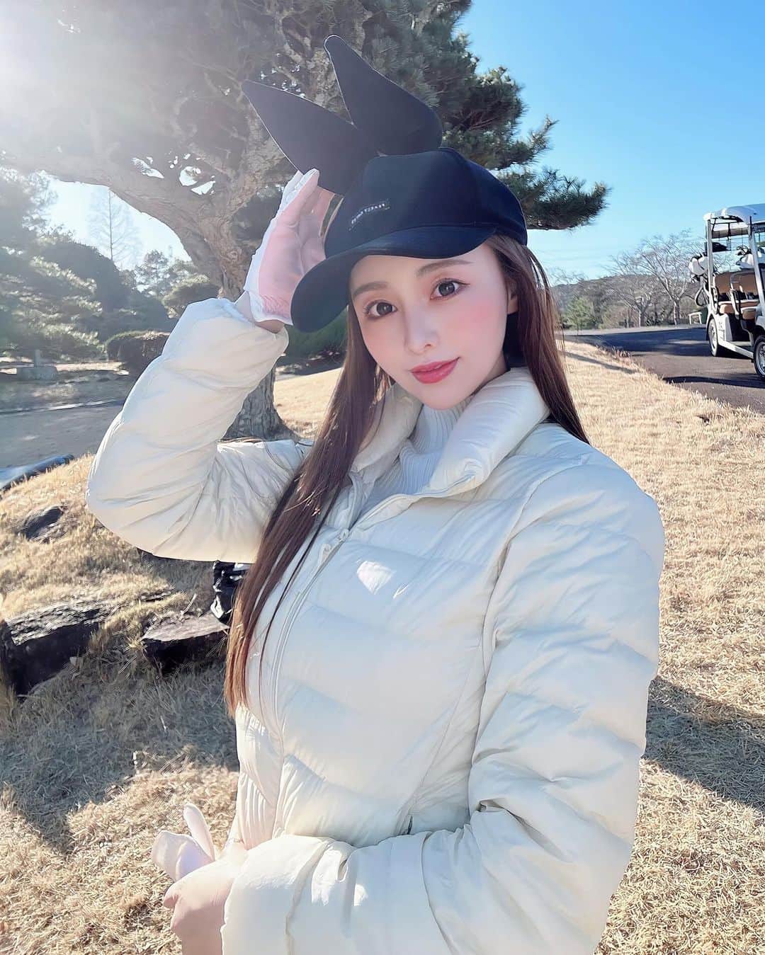 YURIのインスタグラム：「明けましておめでとうさぎ🐰🎍 打ち始め行ってきたよ⛳️ 今年もよろしくお願いします♡ 、 、 、 #明けましておめでとう #golf #golffashion #golfday #ゴルフウェア #ゴルフ女子 #ゴルフコーデ #ゴルフ初心者 #ゴルフ好きな人と繋がりたい #골프 #골프스타그램 #골프패션」