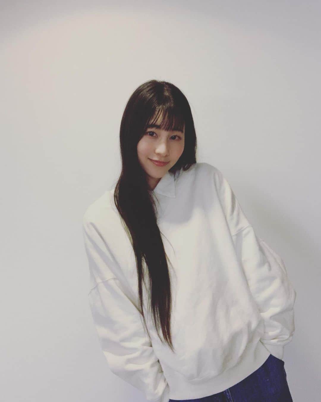 のインスタグラム：「仕事始め  始められるのは本当に有難いことです 2023も精進します！  素敵な一年にしようね🐰🤍  #2023  #吉田桃華」