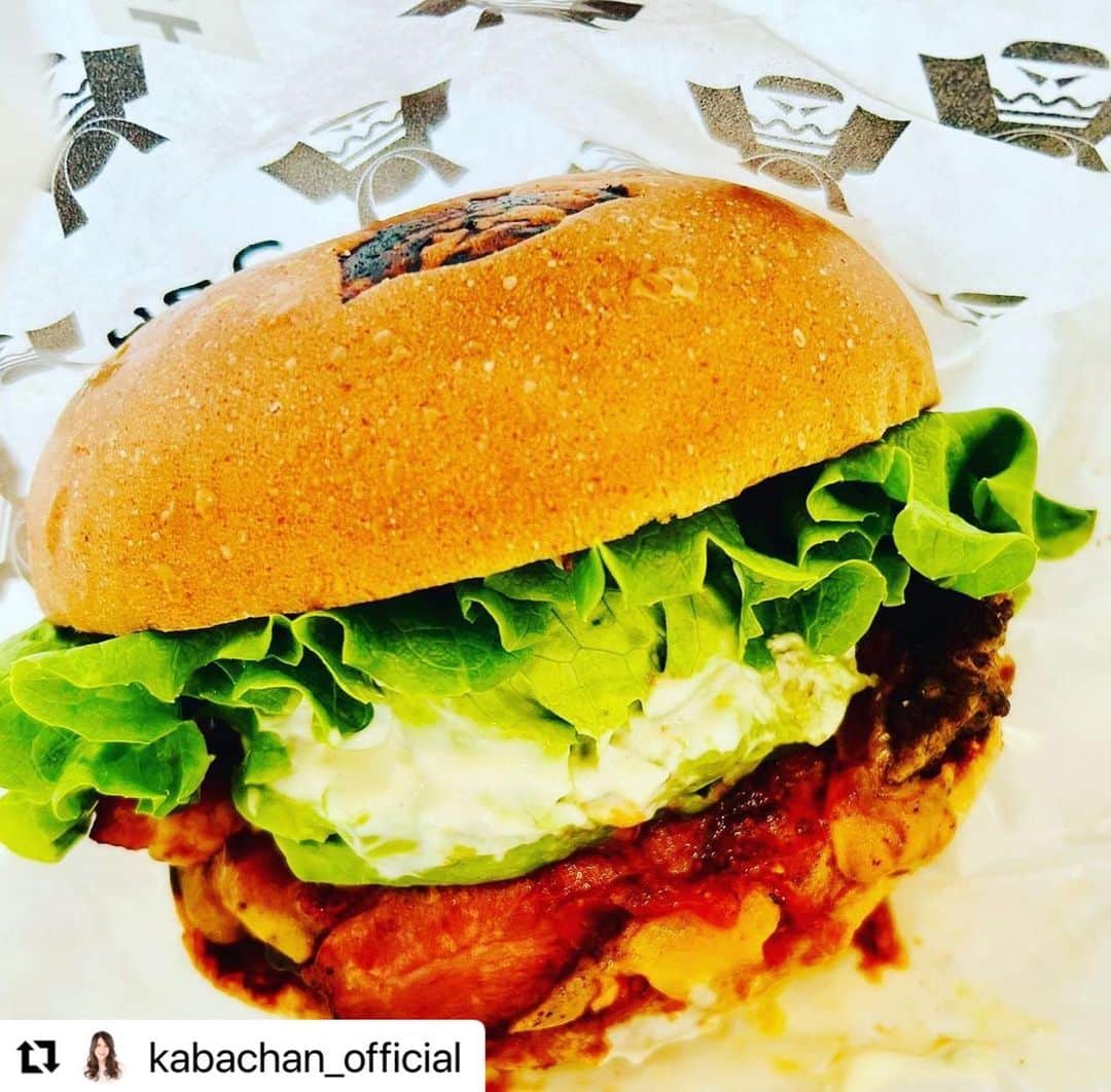 小川菜摘のインスタグラム：「そうです😂私は「なつえもん」です！おばちゃんは、やたら食べさせたり飲ませたがるのです。おばちゃんあるある🤣 また遊び来てね‼️😁🍔  #Repost @kabachan_official with @use.repost ・・・ なっつ小川菜摘さんに、やっと届いた🎁を届けに遊びに行って来ました〜😬✨  Uberちゃんでおいちーショーグンのハンバーガーをごちそーになり、お口直しにって紅まどんなを、、、  てか、どっちも鬼ウマ💕  それからカフェラテ出してくれる〜アイスコーヒー出してくれる〜アイスクリーム出してくれる〜  まるでドラえもん、うんん、なつえもん🤣🤣  てか2、食べ物の写真は撮ったのに自分達の写真を撮り忘れるお2人さん〜😅😅  そゆとこ🤣🤣  短い時間だったけど、めっちゃ楽しい時間でした❣️ご馳走様でした〜💕✨  @natsumi1230  #なっつ #🎁 #お届け&お遊び #ubereats  #ショーグンバーガー  #紅まどんな #鬼うま #飲物デザート何でも出て来る #ドラえもんの様な #うんん #なつえもん #🤣 #食物の写真は撮るのに自分達の写真を撮り忘れる2人 #そゆとこ #楽しい時間でした #ご馳走様でした」