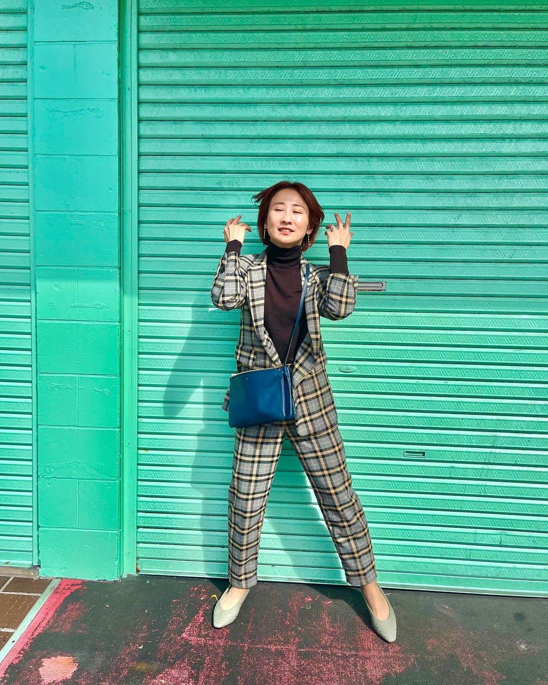 糸数美樹さんのインスタグラム写真 - (糸数美樹Instagram)「カッコイイ写真撮ろうと思ったら相変わらずこんな写真になってしまうよ、 あけましておめでとうございます🎍  2023年も楽しみながら自分に正直にいこうとおもいます🌞 今年はまたまた沢山やりたいことやっちゃいますんで、しっかりついてきてね🫶🌿  心と体の健康第一！ 一緒に楽しい1年にしましょうねー♪ #本当は2枚目みたいな写真が撮りたかったんだけどね #ロケハン #大丈夫、ちゃんといい写真撮れますから #最後の写真絶妙な場所で撮ってることにあとで気づいてあーわたしっぽーいってなって笑ってたとこ #ことしもよろしくね」1月6日 22時38分 - mikitney0331
