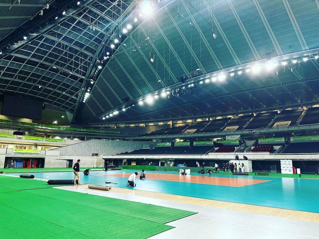 中村剛大さんのインスタグラム写真 - (中村剛大Instagram)「【#春高バレー2023】  大会4日目。男女4校が残りいよいよ明日から  #センターコート での試合です。  全国大会 女子準決勝① #金蘭会 (大阪府) × #誠英 (山口県)  ・放送席解説  #栗原恵 さん  #迫田さおり さん ・コートサイド解説  #狩野舞子 さん #新鍋理沙 さん 実況 中村剛大(北海道文化放送) 元日本代表エースの豪華な皆さんと 一緒に放送をお送りします🎙  準決勝・決勝は3年ぶりの有観客開催。コロナ禍で入学した3年生にとっては大勢の前で自分達のプレーを観てもらえる最初で最後の機会です。  少しでも、チームの皆さんの想いをお伝えできるように精一杯努めます。  誰もが座れるわけではない全国大会、そしてセンターコートの放送席に座れる感謝を胸に、頑張ります。  少しでも良いのでご覧いただけたら嬉しいです。  #フジテレビ系列 地上波(一部地域) #スポーツブル #フジテレビONE 🏐 にて放送です。  #春高 #ハイキュー #春高バレー #バレーボール #春に翔る」1月6日 22時31分 - gotan1207