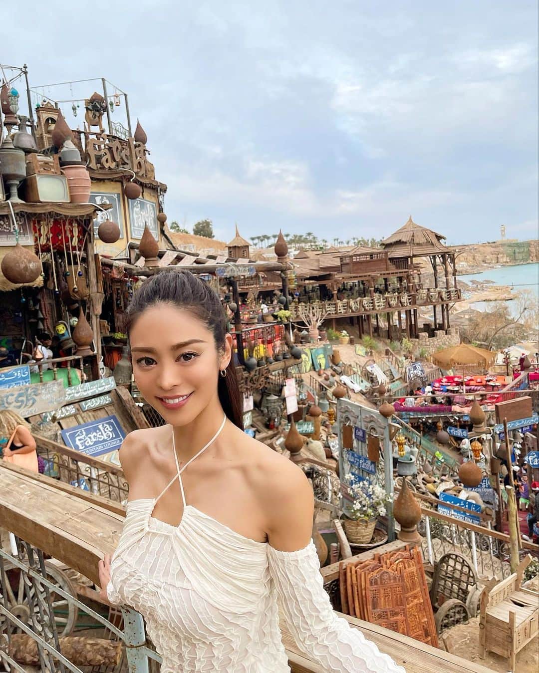 のインスタグラム：「⁡ ⁡ 今回のエジプトで1番好きだった場所は シャルムエルシェイクにある 🇪🇬Farsha Mountain Lounge🇪🇬 世界一透明度の高い海が見渡せて 美味しいシーシャと 最高のアラビックラテが最高だった☕️🫶💕 ⁡ ⁡ ⁡ #egypt #sharmelsheikh #farsfacafe #travel」