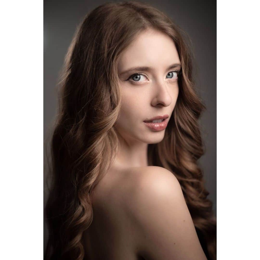 アシュリン・ピアースのインスタグラム：「“Beauty begins the moment you decide to be yourself.” ✨  📷: @thecinesol   #model #modeling #actress #photoshoot #bestphoto #photography #selflove #redheads #love #streamer #love #instagood #fashion #photooftheday #art #beautiful #picoftheday #goals #makeup #beauty #motivation #inspiration #loveyourself #gamergirl #fearless #models #headshot #headshots #highfashion #success #dreams」