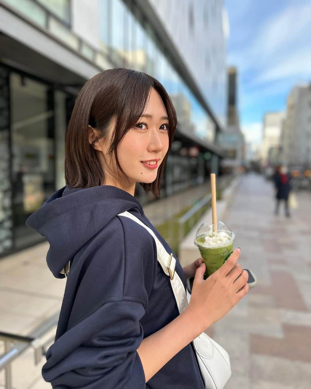のインスタグラム：「撮影前に美容院行ってとぅるとぅるにしてもらったよ〜💇🏻‍♀️🤍 たまに明るくしたくもなるんだけど暗めのカラーの方が結局好評ぽい🐣 どうなんでしょう？  #ヘアカラー#ショートボブ#外はねボブ#パーカー#パーカーコーデ#パーカー女子#カジュアルコーデ#カジュアル#スタバ新作#japanesegirl#japantravel#casualstyle#ɪɴsᴛᴀɢᴏᴏᴅ」