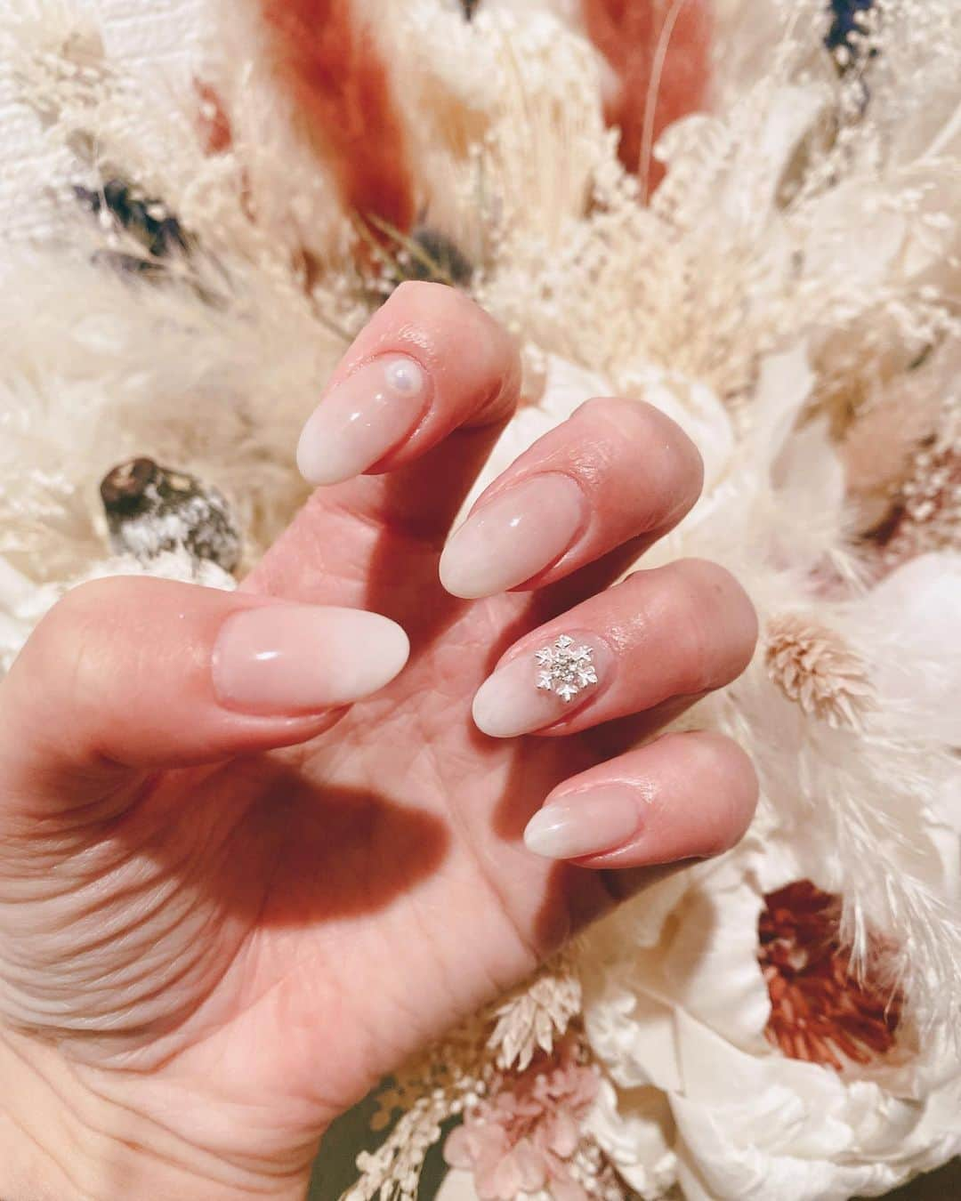 殿倉恵未のインスタグラム：「NEW NAILお気に入り❄️🧸 雪の結晶にあったってパンスト破けちゃう😂  #nail#snow#雪の結晶ネイル#雪#冬ネイル#グラデーションネイル#」