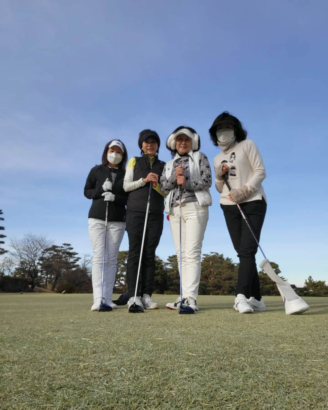 音無美紀子さんのインスタグラム写真 - (音無美紀子Instagram)「今年初のゴルフ部の活動日はこの晴天❗無風！富士山もくっきり見えて、文句無しのゴルフ日和でした。 部活ではありますが、楽しきゃいいみたいな(笑) これ、最高！ でも、そろそろ一緒にラウンドしてくれる若いイケメン先生を見つけてレッスンが必要かなとも、、、。 ああ、やっぱり楽しいわ。  #ゴルフ部活動日 #ラウンドレッスン必要ね #桜ヶ丘カントリークラブ #家から30分圏内は嬉しい。 #音無美紀子」1月6日 23時07分 - mikikootonashi