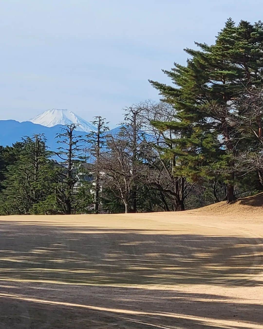 音無美紀子さんのインスタグラム写真 - (音無美紀子Instagram)「今年初のゴルフ部の活動日はこの晴天❗無風！富士山もくっきり見えて、文句無しのゴルフ日和でした。 部活ではありますが、楽しきゃいいみたいな(笑) これ、最高！ でも、そろそろ一緒にラウンドしてくれる若いイケメン先生を見つけてレッスンが必要かなとも、、、。 ああ、やっぱり楽しいわ。  #ゴルフ部活動日 #ラウンドレッスン必要ね #桜ヶ丘カントリークラブ #家から30分圏内は嬉しい。 #音無美紀子」1月6日 23時07分 - mikikootonashi