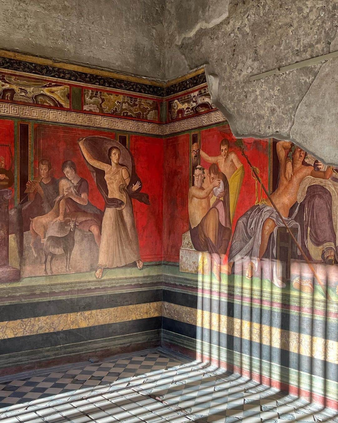フリーダ・グスタフソンのインスタグラム：「vedi napoli e poi muori ~ villa dei misteri took my breath away ❤️」