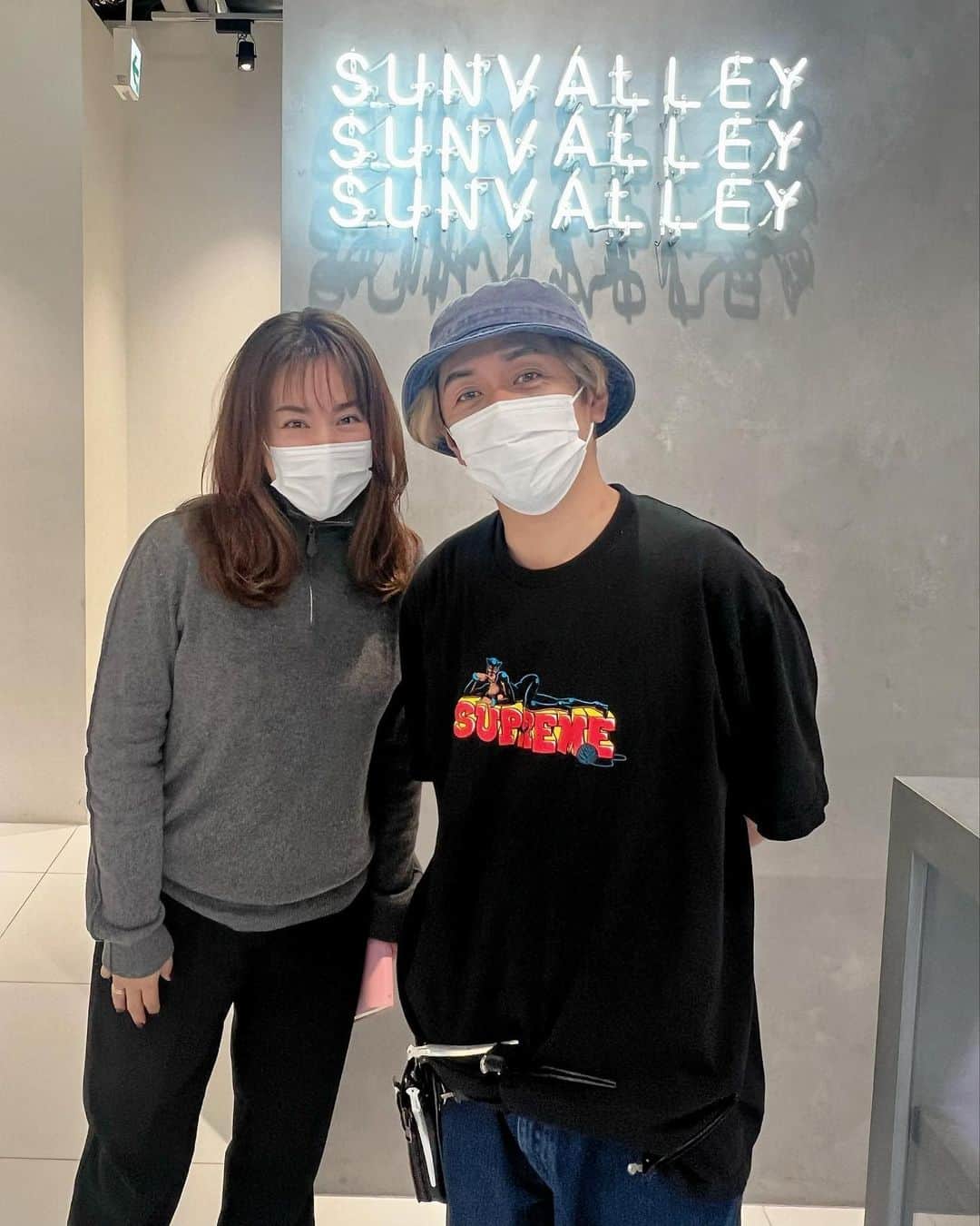 藤島妃呂子のインスタグラム：「朝日さん @mitsuteru_asahi に髪をお願いしてからブリーチのダメージが見事に蘇って今までにないような美髪になってきました〜⭐️  あった方がいいよ〜って作ってくれた前髪もすっかり馴染んできたし、だんだんと退化していく髪の毛もお肌と同様に大事にしていかなくては🫢とケアを重ねていたらどんどん良くなってきた。  Sun Valley @_sunvalley_ の系列の1d salon @1dsalon でまつ毛、眉毛のケアもお世話になっています。  裕子ちゃん @uko.yamamoto 昨日はありがとう💓写真なくて残念🥲  とにかく、朝日さんいつもありがとうございます😊 今年もよろしくお願いします〜✂️  #sunvalley #1dsalon #朝日光輝」
