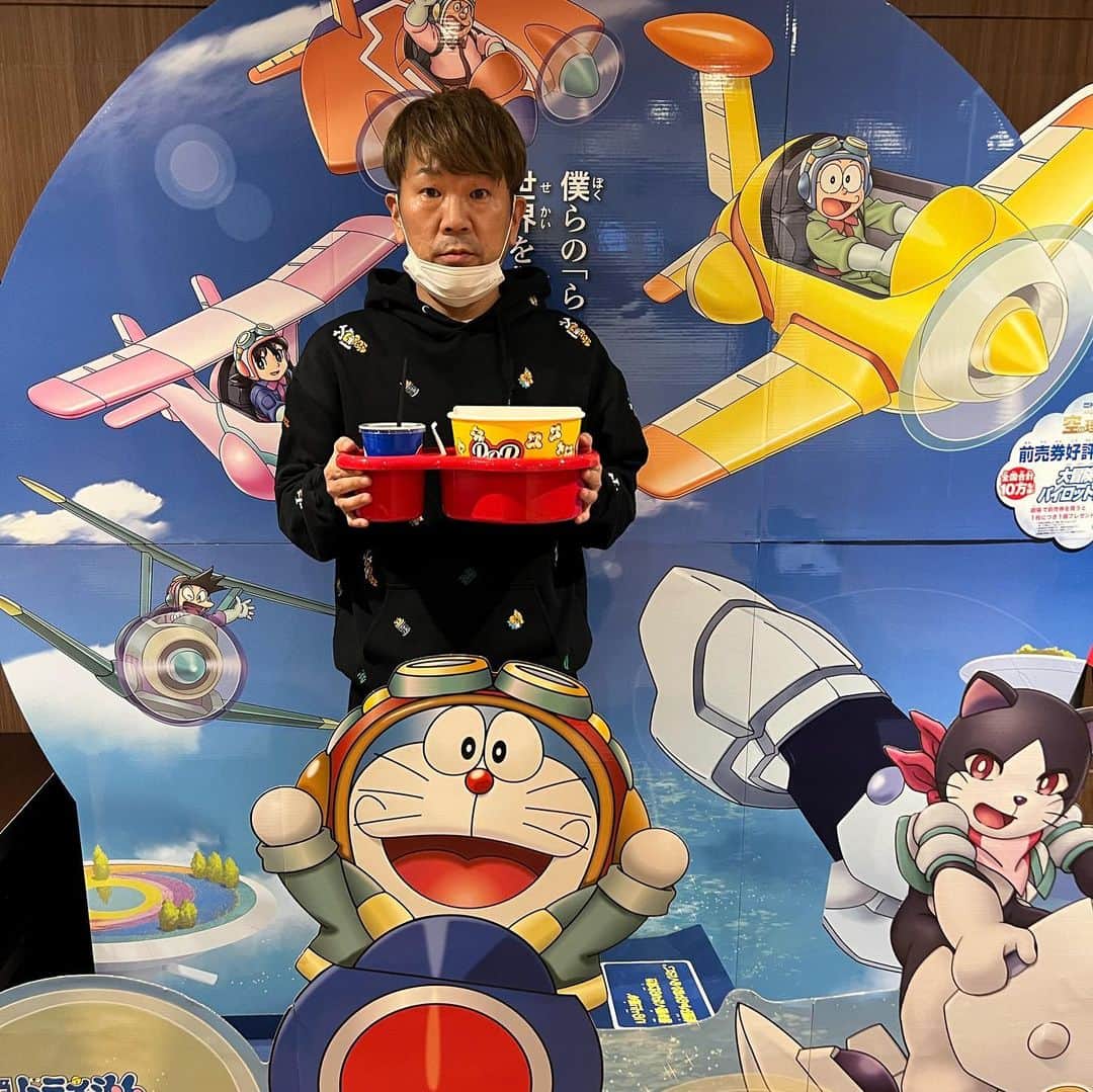 藤本敏史のインスタグラム：「KOCチャンピオンとレイトショーで映画観てきた。 観た映画はドラえもんやなくて RRRというインド映画。 凄過ぎて終始笑いっぱなし！」