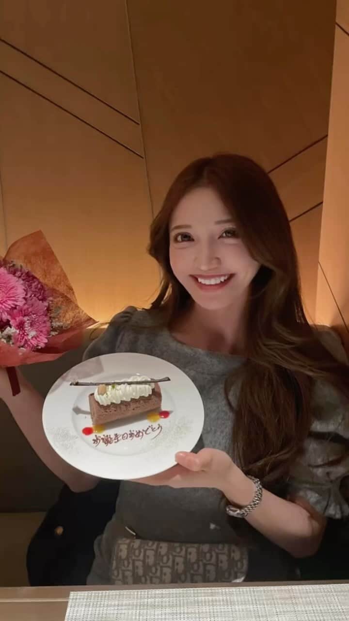 のインスタグラム：「新年1本目の投稿&本日で29歳になりました🙇‍♀️✨ 新年明けましておめでとうございます🌅 ラスト20代😝 . ※ケーキ見せるためにお皿の角度つけすぎて倒れたwww🤣 .  . . 日頃支えてくださる方々のおかげで 素敵な29歳を迎えられました💖 これからも感謝の気持ちと大切な人達を大事にし 健康で沢山笑って過ごせるように 私らしく全力で生きていきます✨☺️ . . . いつもほんとに優しいフォロワーさんが だーいすきです💓🥰 こんな私ですが いつもありがとうございます♥️🥹 . . . #誕生日プレゼント  #誕生日サプライズ  #誕生日プレート  #倒れたw #みんないつもありがとう #感謝の気持ち #happiness #新年あけましておめでとう」