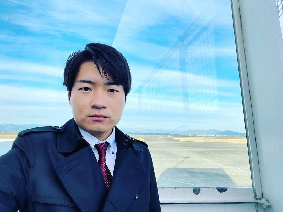 林輝彦のインスタグラム：「皆さん、こんにちは✈️ 林輝彦です。  今日は#富士山静岡空港　の取材でした🗻 国際線が2月に復活する予定です。 今日の#とびっきり　で放送します！ 是非ご覧ください♪  高校3年生の5月まで、パイロットを目指していました。 (高校3年生の夏に理系から文系に。) あれから10年以上が経ちますが、 空港に来る度、あの頃を思い出します。  #静岡朝日テレビ#ニュース#取材」