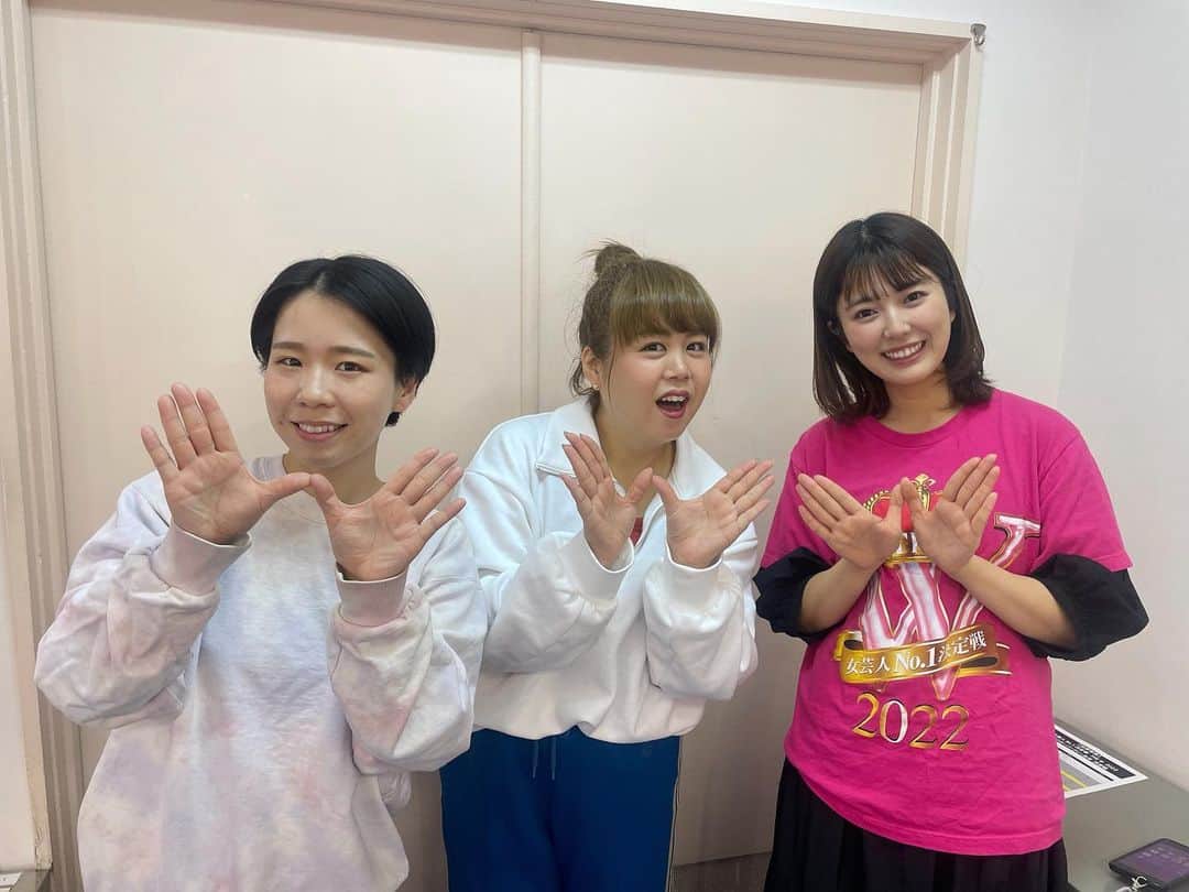 のインスタグラム：「去年のことですが… The W2022🦋取材をさせていただいたり、楽屋の中継をしたり、イベントにも参加させていただいたり… 幸せな時間でした☺️  そして本当に本当に僭越ながら… 6代目女王の#天才ピアニスト さんについて、そして携わった半年間を振り返って、記事を書かせて頂きました。 ストーリーのリンクもしくはプロフィール欄から、ぜひ読んで頂ければ嬉しいです👩  #昨日はさっそく #劇場初め #をしてきました」
