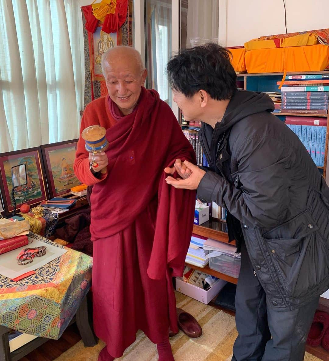 ジェット・リーのインスタグラム：「I last saw Nubpa Rinpoche 11 years ago at my home in Singapore. Time flies and he is now 81 years old. Recently, I brought my daughter to meet him in Nepal. He always has such a radiant smile that reminds me of the sun. The warmth from his presence stayed with me for a long time.」