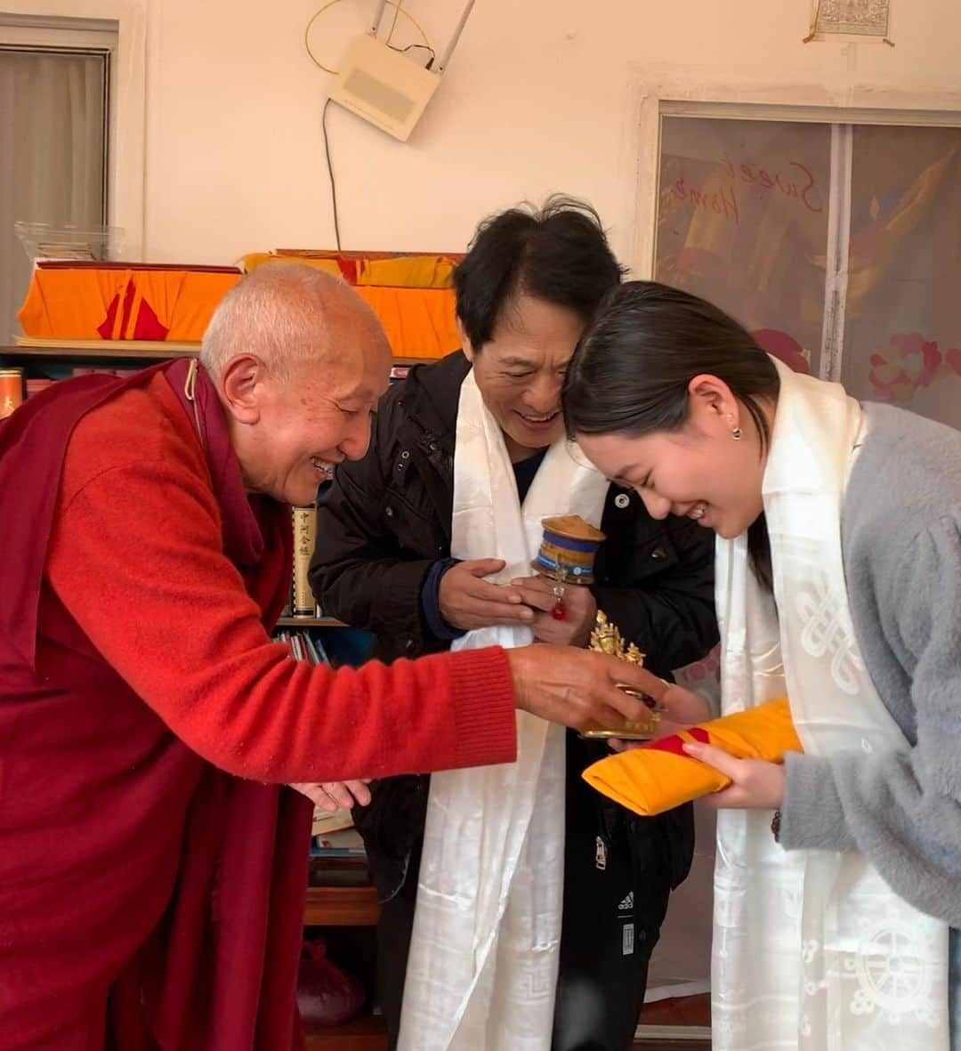 ジェット・リーさんのインスタグラム写真 - (ジェット・リーInstagram)「I last saw Nubpa Rinpoche 11 years ago at my home in Singapore. Time flies and he is now 81 years old. Recently, I brought my daughter to meet him in Nepal. He always has such a radiant smile that reminds me of the sun. The warmth from his presence stayed with me for a long time.」1月6日 16時01分 - jetli