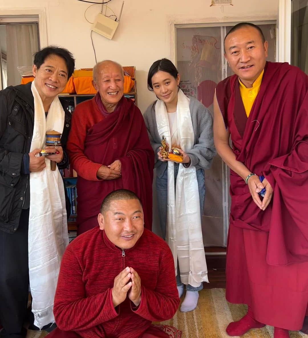 ジェット・リーさんのインスタグラム写真 - (ジェット・リーInstagram)「I last saw Nubpa Rinpoche 11 years ago at my home in Singapore. Time flies and he is now 81 years old. Recently, I brought my daughter to meet him in Nepal. He always has such a radiant smile that reminds me of the sun. The warmth from his presence stayed with me for a long time.」1月6日 16時01分 - jetli