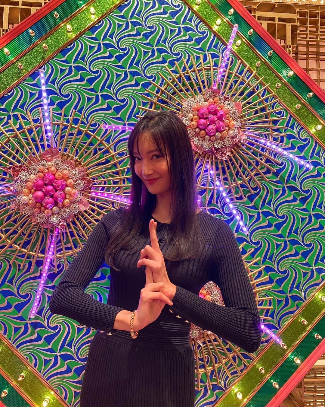 忍者に結婚は難しいのインスタグラム：「🥷【今夜の】番組出演🥷  📺1月6日(金) 今夜19:00〜21:58 OA 『#ウワサのお客さま』に #菜々緒 さんが出演します❣️  収録スタジオにて ニンニンポーズでパチリ📸  菜々緒さんは ゲストお客さまウォッチャー として登場です✨お楽しみに🫶  #忍者に結婚は難しい #フジテレビ」