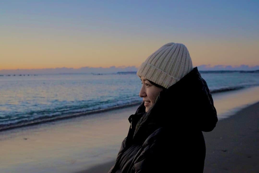 のインスタグラム：「皆様お正月はいかがお過ごしでしょうか？ 私は帰省してのんびり過ごしておりました。 今年もよろしくお願いいたします〜  元旦は日の出前に花火を見てそのまま海から上がる初日の出を拝んできました。🌅 綺麗だった〜。 自分の真正面に上がってくるような感覚に感動。  そして久々に一眼レフ撮ってみたのだけれど花火がとても綺麗に撮れました👏 娘の写真も沢山一眼で撮りたいものの重くて動き回る娘連れては難しい。。  娘は寝たまま全身ダウンを着せて抱っこしてさらにダウンのケープで包んで行きましたが帰ってくるまでグッスリでした😴  令和5年、、？令和になって5年も経ったの？すんごいね。 皆様にとって2023年が良き一年になりますように。  みんな健康で安全に元気に一年過ごせますように。  #2023#🐇」