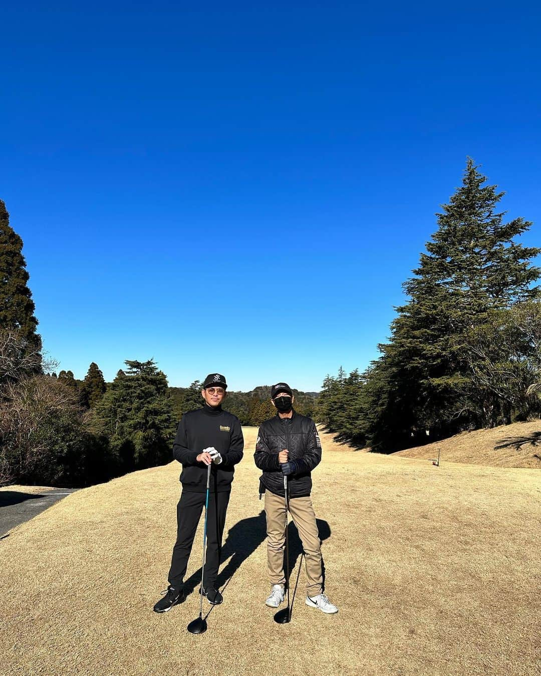 YUICHIROのインスタグラム：「. お正月は兄弟対決してきました⛳️ たまにはプライベートも‼︎ いやぁゴルフを始めて一年が経ちましたが、やはりなかなか上手くはいかないものですね… 歌と通ずる部分も多々あるなぁと。 @toyocc1971  . . .  #ゴルフ #golf #ゴルフ男子 #ゴルフスイング #ゴルフコーデ #トーヨーカントリークラブ #南国気分を堪能 #南国ゴルフ #カジュアル&リゾート #YUICHIRO #Liyo」