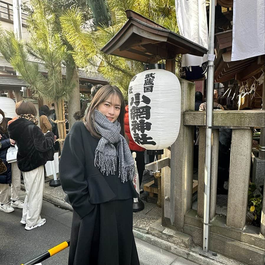 宇内梨沙のインスタグラム：「新年あけまして おめでとうございます✨  1/6は「最強開運日」  天赦日×一粒万倍日 が重なる特別な日です。  都内の開運スポットとして 大勢の参拝客で賑わう日本橋・小網神社  明るい1年になりますように。  明日は七草を頂いて 無病息災を祈ります🌿」