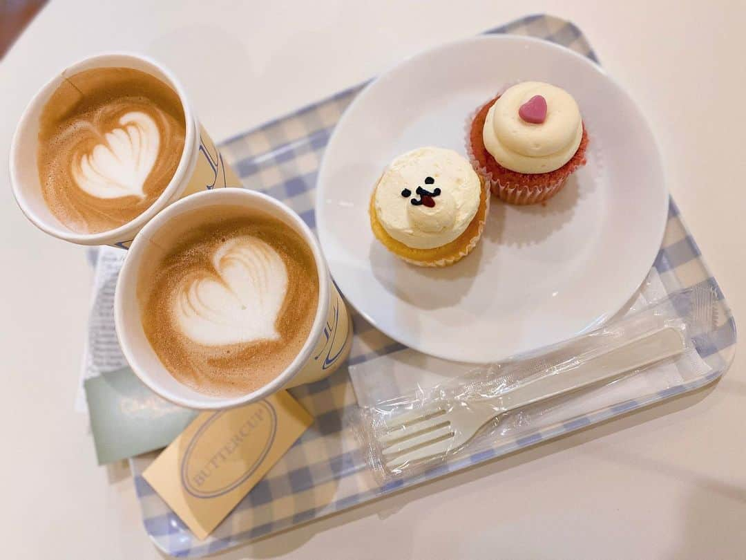 okamotosayaka のインスタグラム：「🧁☕🍒 . . . . . . . . . @buttercup_jp  #Cafe#cupcake#coffee#cafelatte#カフェ#カフェラテ#カップケーキ#バタークリームケーキ#カフェ巡り#神戸カフェ#韓国っぽカフェ#韓国カフェ#韓国風カフェ」