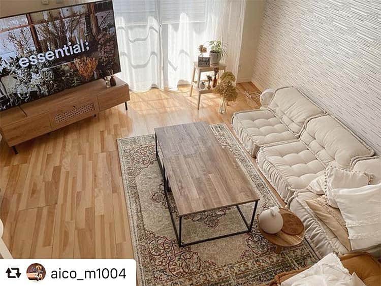 ［賃貸住宅シャーメゾン］のインスタグラム：「@aico_m1004 さんの #シャーメゾンのお部屋 の光あふれるリビングルーム✨ 存在感が大きくなりがちな大型家電も、ウッディな家具やペールトーンなファブリックのおかげでナチュラルなインテリアにうまく溶け込んでいます🍀  朝のひとときがとても爽やかに過ごせそうな素敵なお部屋ですね☺️  #repost #リポスト #シャーメゾン #積水ハウス #インテリア #賃貸インテリア #スタイリング #シンプルインテリア #リビングインテリア #ナチュラルインテリア #shamaison #sekisuihouse #styling #interiordesign #homedecor #livestagrammer #instahome #livingroom #naturalinteriorstyles」