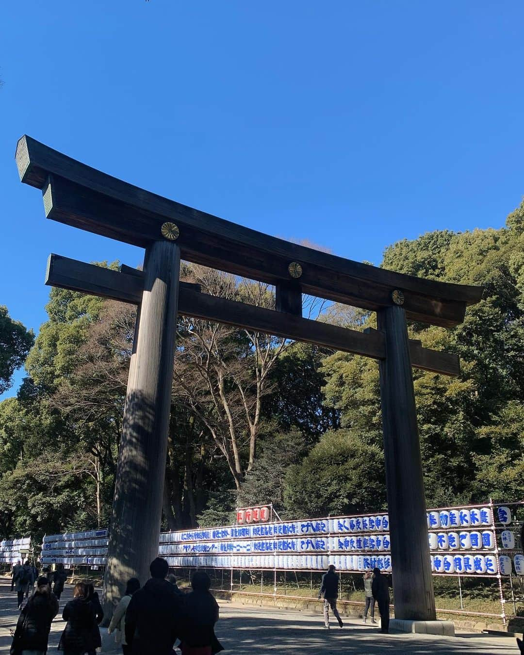 MACOのインスタグラム：「皆んなが幸せだと、私も嬉しい Happy New Year🌈🙏🏻✨💖 2023 いつの日も感謝 愛がベース  愛が溢れる一年に と願わなくても 皆んなの中には大大大前提にいつも愛がある✨  2023皆んなを丸く包む、歌声で。🎶  いつもありがとう🙏🏻💖 wishing everyone happiness‼︎🌍💓」