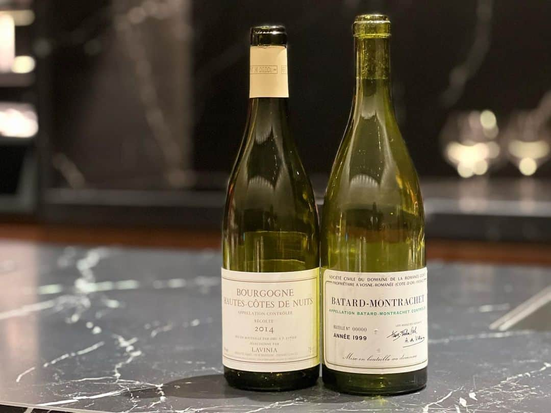 石條遥梨のインスタグラム：「初のDRC/BATARD-MONTRACHET🥹 左はLAVINIA。  どちらもロマネコンティ社で造られているもので、 バタールは自家消費用に造られて出回らない物なのでかなりレア、、🤩  No.00000の自家消費用は1番良い樽のワインを詰めるので、 DRCの中でも断トツに美味しいです🍷  DRCバタールはしっかりDRC香が広がって、 酸のバランスも完璧で1999年だけど力強くてまだまだ若かったー🤣  もちろん美味しかったけど 10年、20年置いたら凄いことになりそうなので もう一本の方はしっかり寝かせます😌  写真はないけど去年日本に入ってきた DRC/コルトンシャルルマーニュもしっかりDRC香がして、 何造ってもDRCになるのなんで？ ってなったのと同時に LAVINIAからはしなかったので 違う樽を使ってるのかなぁ🤔うーん。  2枚目はDRC史上最も感動した、 これもNo.0000の自家消費用のMontrachet！ 上質なカスタードクリーム、カラメルの香りにまろやかな質感、 酸も果実味も全てが綺麗に溶け込んでて まさに神の雫でした、、🫠🫠🫠  #ワイン#ロマネコンティ」