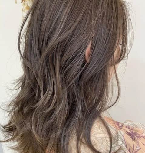 楽天ビューティさんのインスタグラム写真 - (楽天ビューティInstagram)「2023年初！🎍ヘアスタイル紹介 ✂︎... 秋冬ショコラカラー☕️🍁 by @satomi.wadaさん  髪に艶が出て、 綺麗に見えるショコラカラー。  深みがあるカラーなので、 秋冬にぴったり☺️  大きめカールで優しい印象にも。  @marjuginza_kenje　さん @satomi.wada　さん  ご協力いただきありがとうございました🤍  --------ヘアスタイル投稿 募集中--------  皆さまの素敵なヘアスタイルを募集中🤍  #rakuten_beauty をタグ付けいただいた ヘアスタイルの中から担当者がピックアップして ご紹介させていただきます。 ぜひご投稿ください✨  ------------------------------------  ●口コミ投稿で楽天ポイントゲットしよう！  楽天ビューティでネット予約、施術完了後に 口コミを投稿いただけると 楽天ポイントが50ポイントももらえちゃいます✨  　▼条件詳細はこちらから 　https://beauty.rakuten.co.jp/cnt/topics/campaign/review/ 　（もしくは「楽天ビューティ　口コミ　50」で 　　検索してくださいね🤍）  　※電話予約は対象外 　※口コミが公開された方が対象  ------------------------------------ #ショコラカラー #秋冬カラー #ヘアケア #艶髪 #パーソナルカラー  #ロングヘア  #ミディアムヘア #ロングアレンジ  #ナチュラルハイライト #ヘアサロンモデル #ヘアカラー #サロモ #大人ヘア # #波巻き #美容室 #ヘアサロン #楽天ビューティ #ポイ活 #楽天ポイント #楽天ビューティ」1月6日 17時30分 - rakutenbeauty