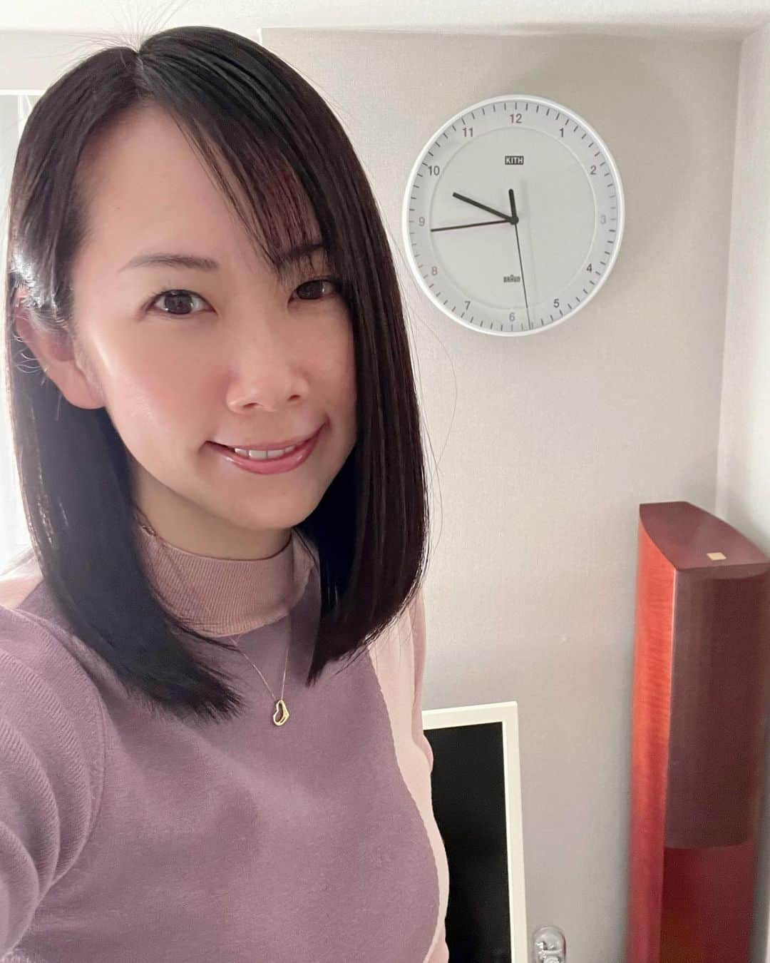 森彩奈江さんのインスタグラム写真 - (森彩奈江Instagram)「2023年となりましたが、今年もよろしくお願いいたします✨🗻  今年も沢山の方にボウリングの魅力を伝えていけるよう、そして公式戦での初優勝、シードプロ入りを目指して頑張ります‼️  気持ちを新たに部屋の時計を新しくしました😉 クリスマスにKITHのオンラインで購入しました✨  素敵な時間を刻んでいけたらいいな☺️💓  #新年のご挨拶🎍  #kith #プロボウラー　#2023年 #pリーガー　#ボウリング女子」1月6日 17時41分 - sanaemori_jpba429