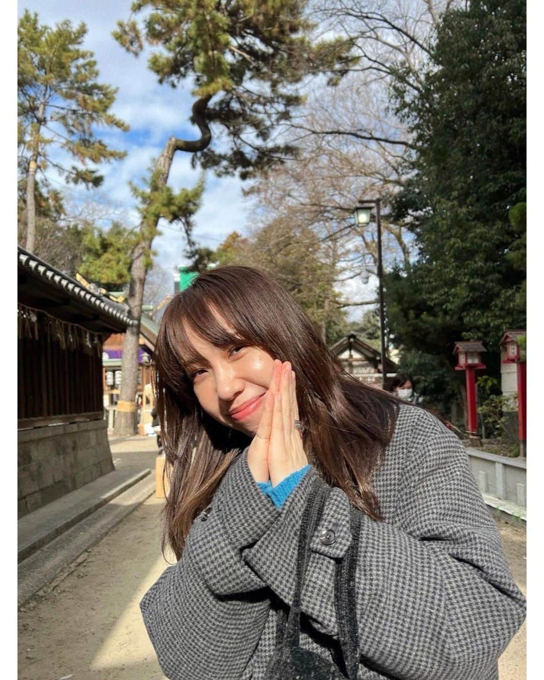 蔭山浩美のインスタグラム：「． 明けましておめでとうございます。  写真は、地元の茨木神社にて引いたおみくじ。吉💫 母が折り紙で折った卯。 父が剥いてくれた柿。  大切な人たちが大切な人と過ごせる一年に。 どうか健康でいて下さい。  心の鐘を鳴らします！  皆さんいつもありがとうございます。 今年もよろしくお願いします🙏🏻🐰♡  Happy new year.  The photo is an omikuji drawn at the local Ibaraki Shrine.  A rabbit that her mother made with origami.  Persimmons that my father peeled.  A year where important people can spend time with their loved ones.  Ring the bell of your heart! Thank you all as always.  Thank you for your continued support this year 🙏🏻🐰  #2023 #茨木神社」