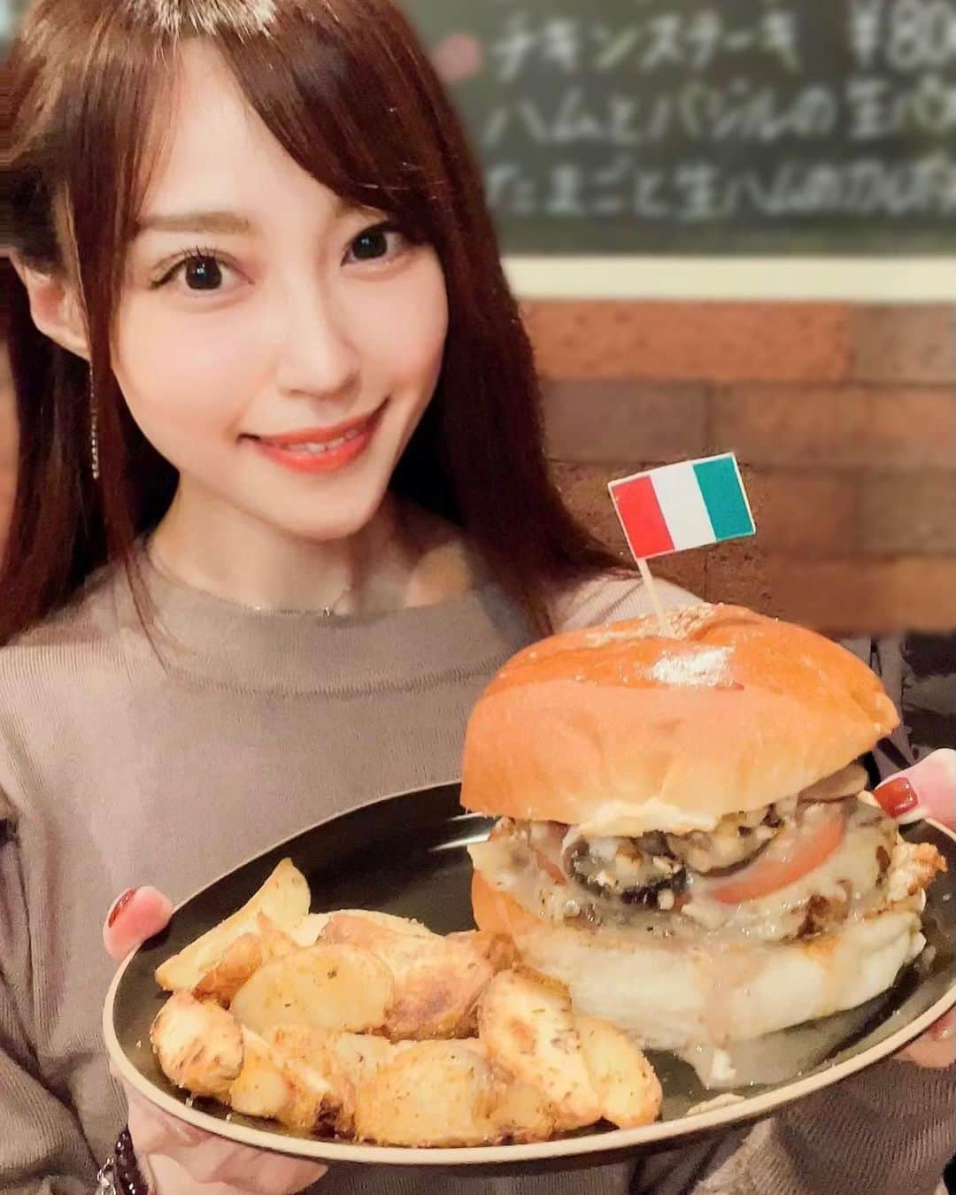 中川祐子さんのインスタグラム写真 - (中川祐子Instagram)「おせち料理を食べ続けたあと 無性に食べたくなるものは 何ですか〜？ . 私は。。 やっぱりお肉かなー🍖💕😋 . そんな私に ワールドバーガーさんから 天使の囁きが👼💓 . また新メニューが登場する‼️ ということで 早速試食に行ってきました〜😆♬ . 新メニューは 🇮🇹イタリアンバーガー🍔✨ . ゴルゴンゾーラとブルーチーズ ポルチーニソースにマッシュルーム そしてナッツをたっぷり和えた 濃厚なお味のバーガーです❣️ . 今回もカウンター越しに 作っているところを見せてもらったんだけど、 やっぱりテンションあがるわー😍🤤 . ファイアー‼️すごかった🔥🔥笑 (→動画みてね！) . 肉汁たっぷりのビーフパテに絡んだ ブルーチーズの香りと カリカリナッツの食感が引き立って めちゃ美味し❤️ . もちろん、 今回もあっという間に完食😋笑 . さすがワールドバーガーさん❤️ お肉大好き女子のハートを また速攻わしづかみ🫶 . . イタリアンバーガーは 1月7日から発売開始なので 是非食べに行ってみてねー🍔🇮🇹 . 夜はBARになります🍷🌙 店内はオシャレで居心地最高✨ . @worldburger2021  . #池袋グルメ #池袋バー #池袋ランチ #ハンバーガー #イタリアンバーガー #ブルーチーズバーガー  #とろとろチーズ #カリカリナッツ #肉厚ビーフパテ #肉好き #肉好き女子 #好きなものを食べる幸せ #ハンバーガー大好き #新メニュー #ワールドバーガー #世界のハンバーガー専門店」1月6日 17時44分 - nakagawa.yuko