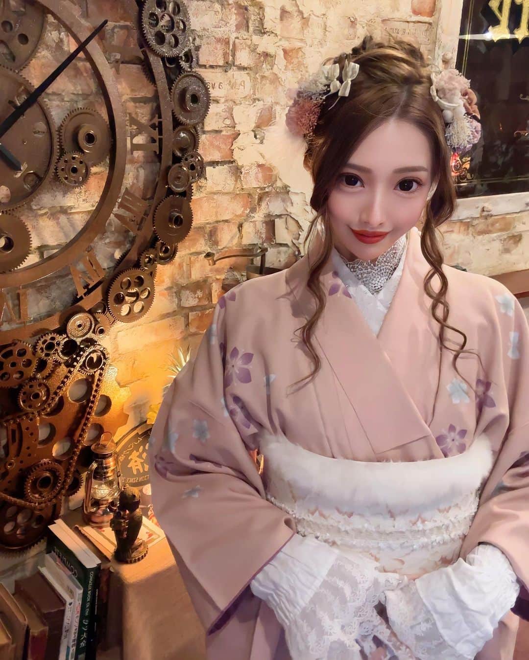 一条葵のインスタグラム：「. 🥯☕️ . 異空間🧥👞⚙️カフェ☕️🍃 . . . 今日から仕事始め🐰𓂃𓈒𓏸🤎 . . . . #京都 #東山 #一念坂 #カフェ #京都カフェ #punkavapore #スチームパンク #steampunk」