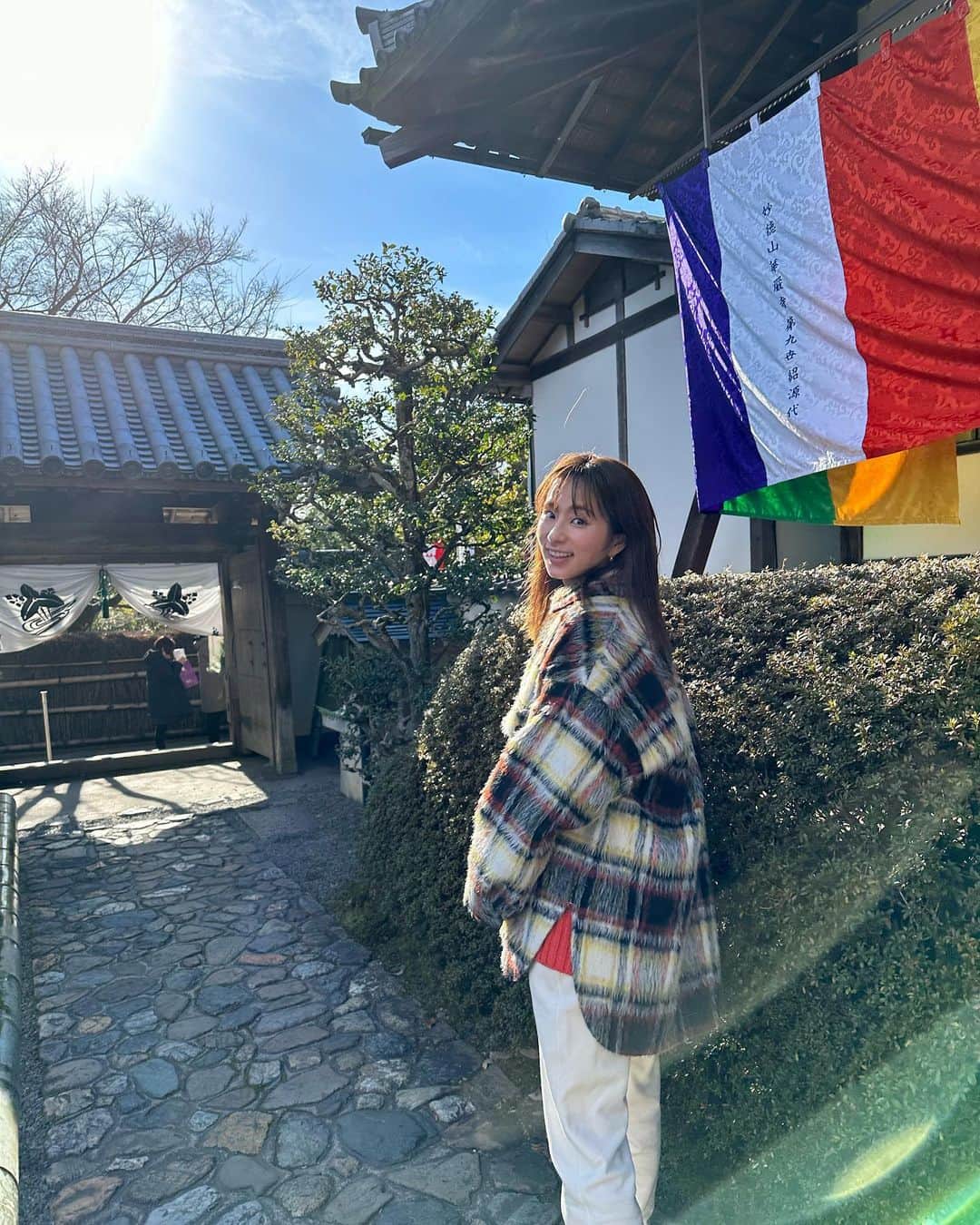 のインスタグラム：「2023年はじまってもう1週間もたつー🫣 ママの希望ではじめて鈴虫寺へいってきました✌️とても有名なお寺で大行列でした！！😆🎍 １時間に一回ずつお話を聞けるということで、９時ごろについたんだけどラッキーなことに１０時の回にはいることができました😉 お話してくださるかたがとても面白い方でふむふむと楽しくお話をききました✌️ 中には冬やのに鈴虫の鳴き声がするからビックリ‼️したけど一年中ここのお寺では鈴虫がすごせるようにしてはるんだって😆 小学生のころに鈴虫飼ってたからめちゃなつかしい気持ちになったよ^ ^♡  しかしねー、どうやら願い事を一個叶えてくださるんだって✨ありがたい🤩✨  天気もよくて新年早々とても気持ちいいスタートきれました😄」