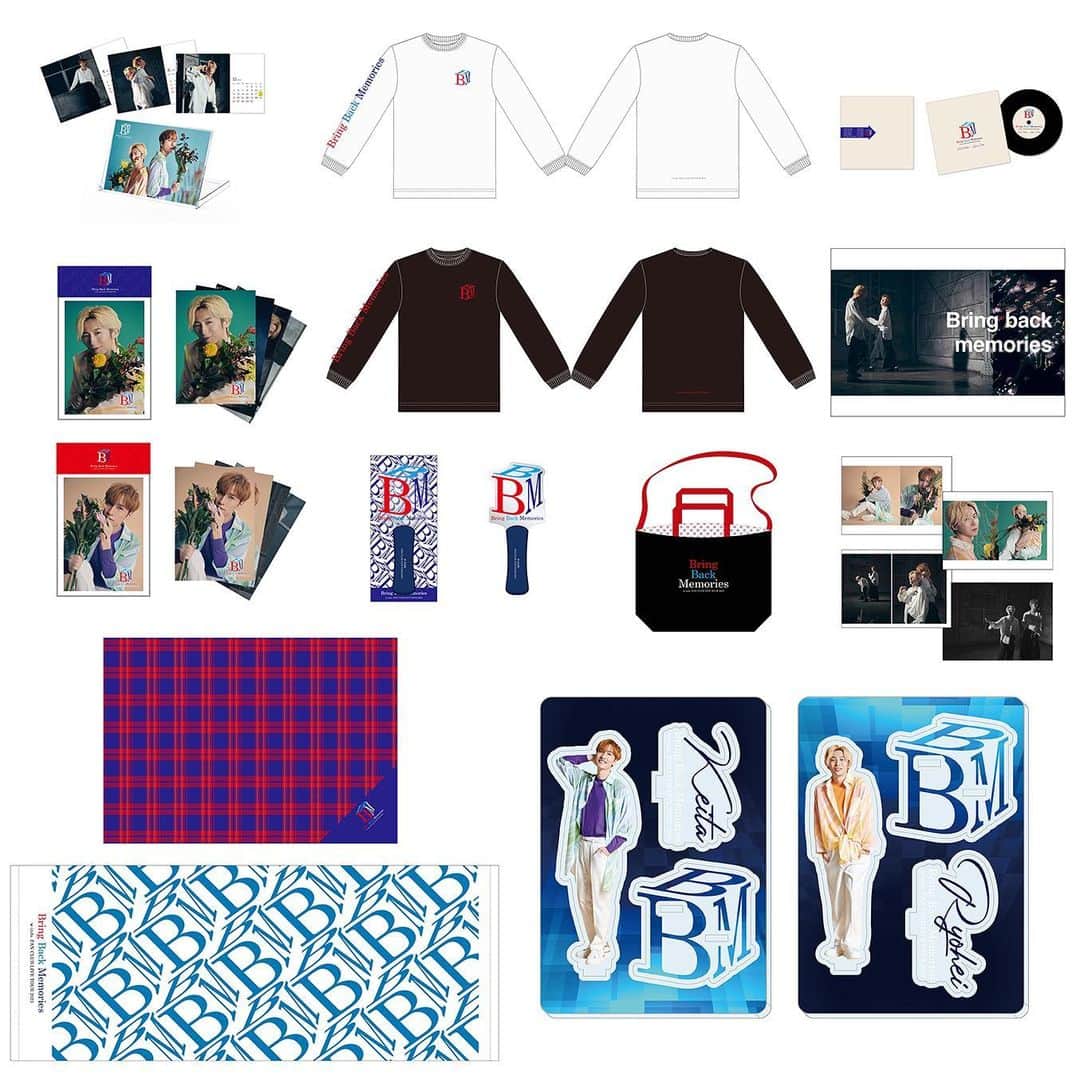 w-inds.のインスタグラム：「「w-inds. FAN CLUB LIVE TOUR 2023 〜Bring back memories〜」のグッズをご紹介します。  ★パンフレット ￥3,500 全36ページ(表紙周り含む) サイズ：A4  ★フォトセット(RYOHEI/KEITA) 各￥500 4枚セット  ★アクリルスタンド(RYOHEI / KEITA) 各￥1,500 サイズ：W100×H140mm×D3mm  ★卓上カレンダー ￥2,000 サイズ：148mm×100mm、全13枚（表紙込み）  ★サインライト ￥2,800 サイズ：アクリル84×200mm 発光色：ブルー  ★フェイスタオル ￥2,000  ★長袖Tシャツ カラー：ブラック／ホワイト サイズ：S／M／L／XL 各￥4,500  ★2wayトートバッグ ￥2,500 サイズ:本体／約400×H340×D100（mm） 素材：ポリエステル  ★ブランケット ￥2,500 サイズ：1000×700mm 素材：ポリエステル  ★レコード型コースター ￥1,500 サイズ：φ100mm ジャケット：約110×110mm 耐水シール素材：PVC コースター素材：ABS樹脂 ジャケット素材：紙 耐熱温度:80度  ※グッズ先行販売は開場時間の3時間前〜を予定しております。  こちらのツアーグッズに関しましてはRISINGPRODUCTIONオンラインショップでも販売中。  #w_inds」