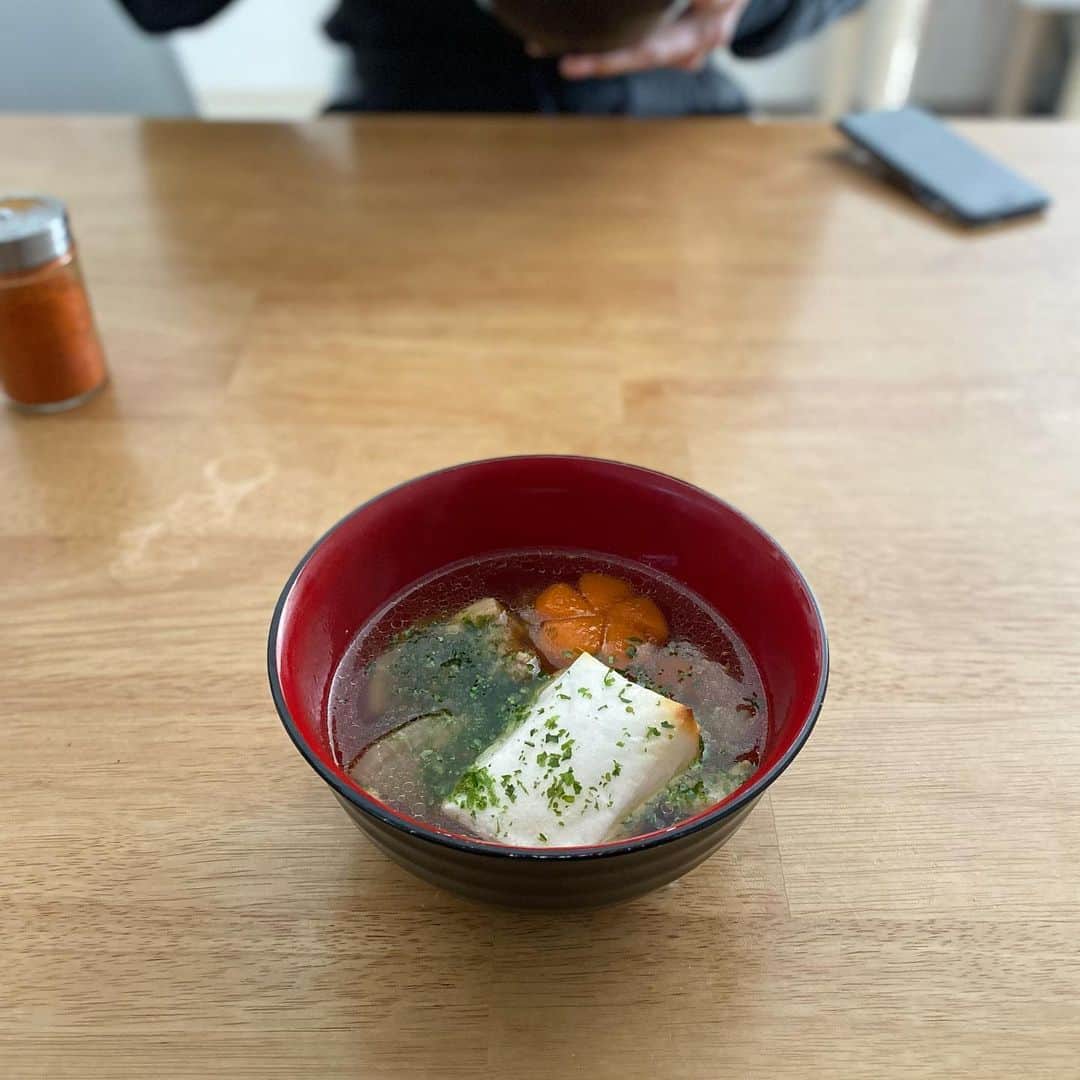 長嶋りあんのインスタグラム：「𝟚𝟘𝟚𝟛♡ 𝕙𝕒𝕡𝕡𝕪 𝕟𝕖𝕨 𝕪𝕖𝕒𝕙 🐰♡ 去年も年明けに投稿してから、一年投稿してませんでしたが、、、あけましておめでとうございます〜！！  2022年を振り返ると、私の人生がガラッと変わった1年でした。 有難いことに出会いがあり、結婚をし、実は今新しい命を授かっています👶🏻㊗️ もう一生結婚しないし1人(＋猫)で生きていく。と思っていたのに、本当に人生何が起きるか分かりません。旦那と出会えてよかった…  妊婦生活はというと、悪阻がそこまできつい方ではなく、余裕♡と思っていたのも束の間…切迫早産診断😭 お薬飲んで寝たきり生活🫥 年末に一旦解除されて、今は無理しない程度に妊婦生活を楽しんでいます！ 有難いことに、旦那が過保護で家のことをなんでもやってくれるので、助かりまくっています♡いつもありがとう♡  とりあえず、今は残りわずかな夫婦2人生活を満喫したいな！  という事で、2023年も何卒宜しくお願い致します🐰⛩  #2023」