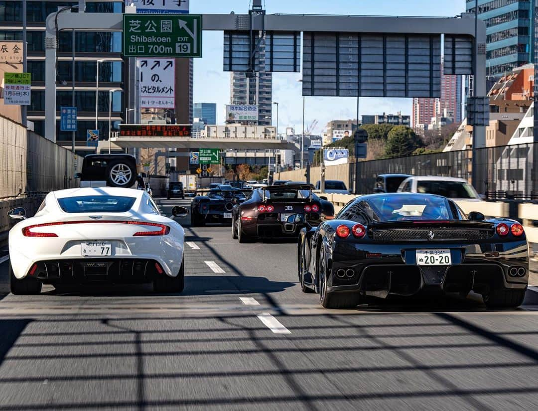 前澤友作さんのインスタグラム写真 - (前澤友作Instagram)「Cruise the Metropolitan Expressway  #PaganiZondaZOZO #ferrarienzo  #astonmartinone77  #bugattichiron #bugattiveyronhermes  #maybachg650landaulet  #maybachs600pullman  #rollsroycephantomoribe   #mzsupercar #前澤友作スーパーカープロジェクト #yusakumaezawa  #前澤友作 #mz   #横溝直輝　#やまけん」1月6日 18時30分 - mzsupercar