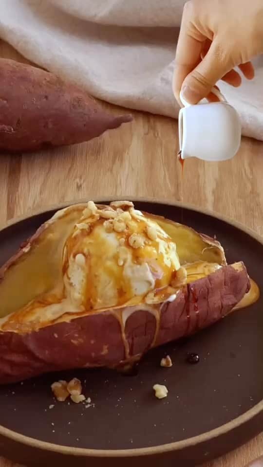 おいもやのインスタグラム：「【おいもスイーツ専門店　おいもや】  『冬』だからこそアイスが食べたい。 そういう日もありますよね。  そんなときはこれ！ 冬季限定の#焼き芋アイス🍠  あたたか～いホクホク焼き芋と ひんやりとろけるキャラメルアイスの 濃厚なハーモニーを ぜひご堪能あれ🙌  ほかほかの焼き芋の上に乗せられたアイスは、 瞬く間にとろ～りとろけてしまいます！  急いで食べるもよし、 わざととろけさせたアイスを 焼き芋と絡めて食べるもよし！  好みによって食べ方いろいろ✌️  ボリューム満点でコスパも◎ この冬は焼き芋アイスで 甘くてほっこりするひと時をお過ごしください🥰🎁  ------------------------  〇SHOPは土日祝も休まず営業中〇 皆様のご来店、心よりお待ちしております！  🕐営業時間9:00~17:00 📍静岡県掛川市大渕9641 おいもや  #おいもや #掛川 #静岡 #干し芋 #半生干し芋 #お芋好き #お芋スイーツ専門店 #お芋スイーツ専門店おいもや #焼き芋アイスのせ #🍠」